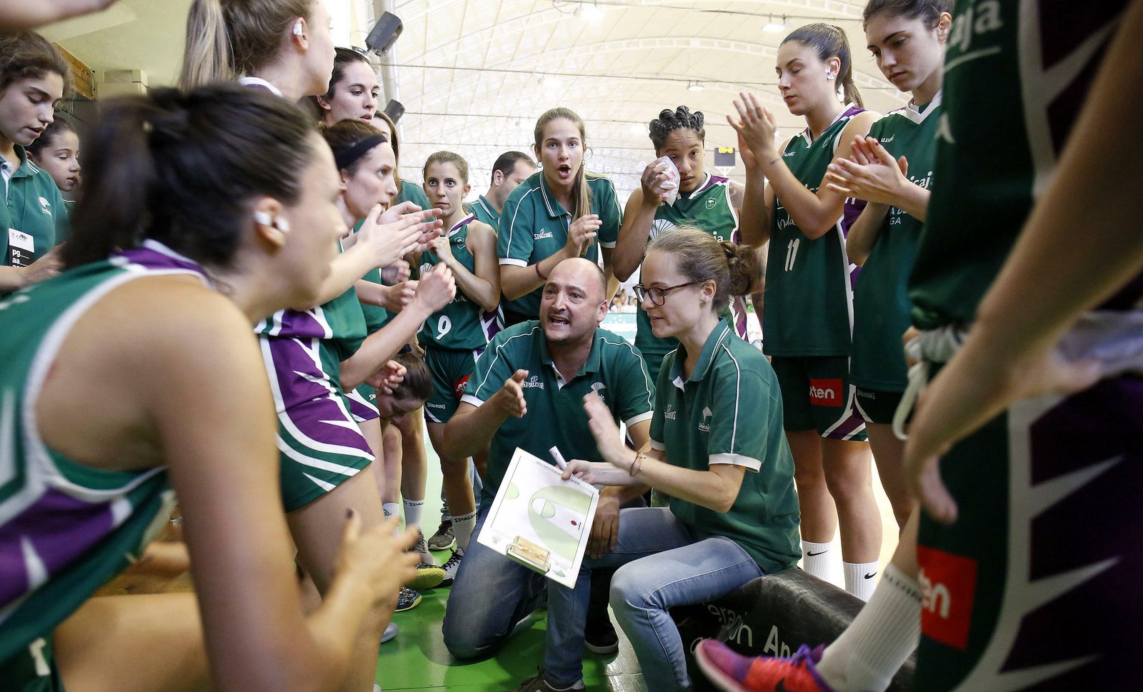 Un tiempo muerto del Unicaja Femenino en la temporada pasada.