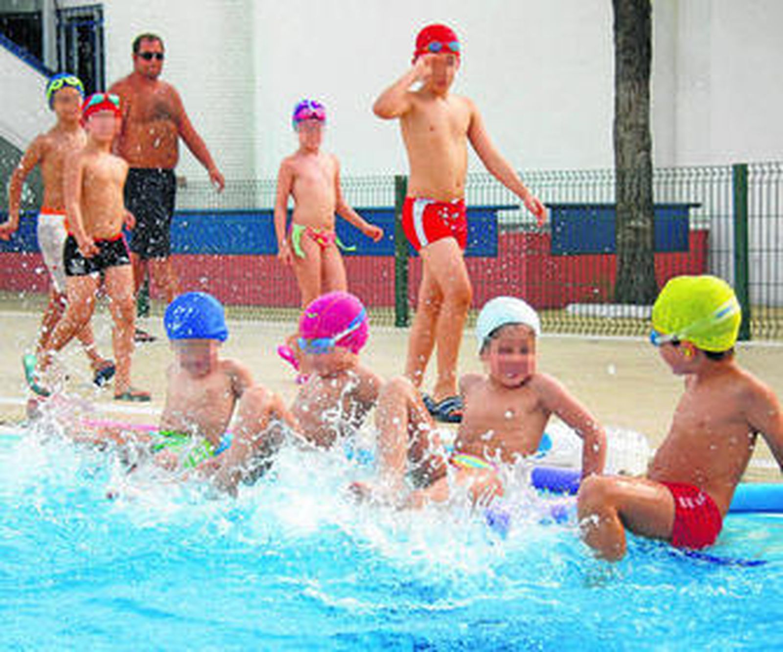 Niños en la piscina municipal del Tiro de Línea, en una imagen de archivo.