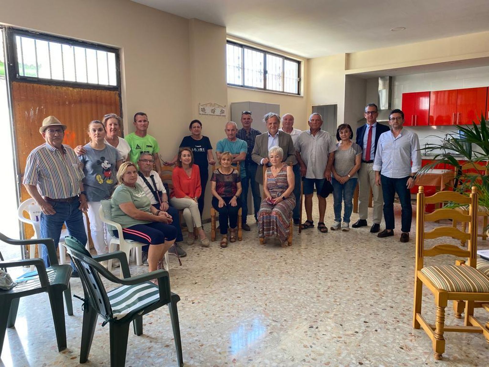 Reunión de Salvador Fuentes con los vecinos de la barriada del Ángel.