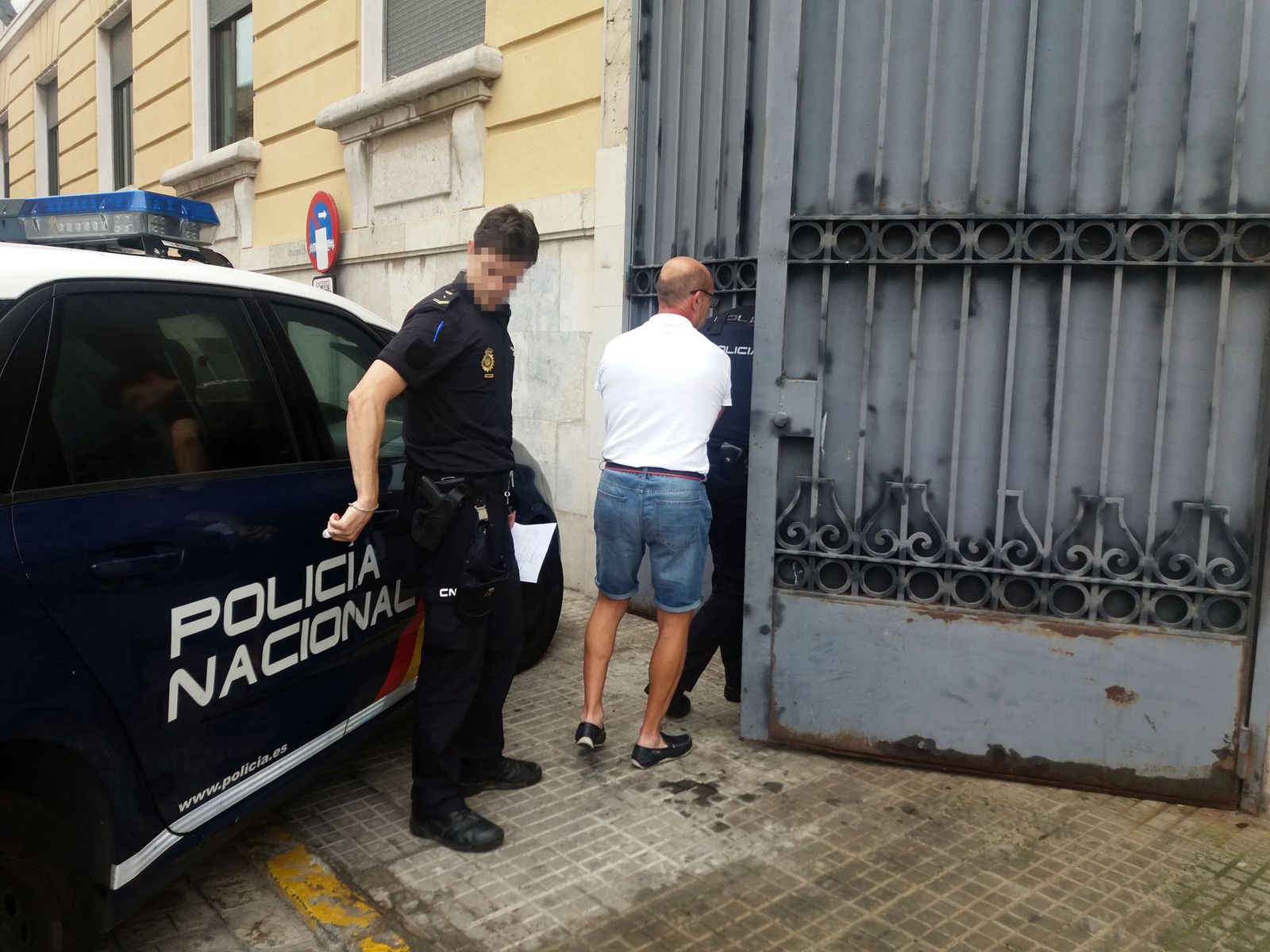 El acusado, esposado, a su entrada a la Audiencia Provincial de Cádiz