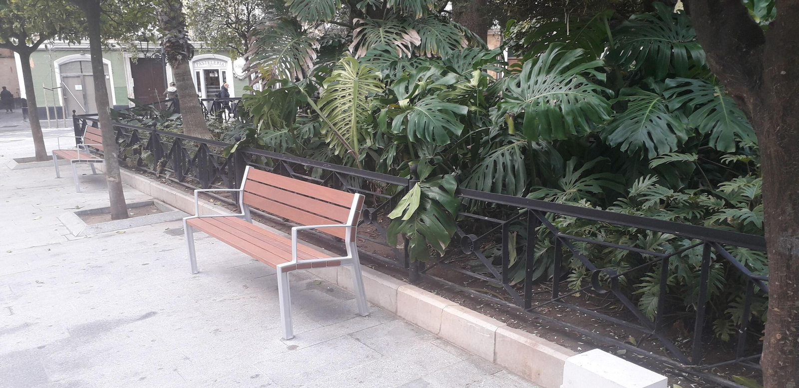 Los modernos bancos instalados en la reformada plaza de la Candelaria.
