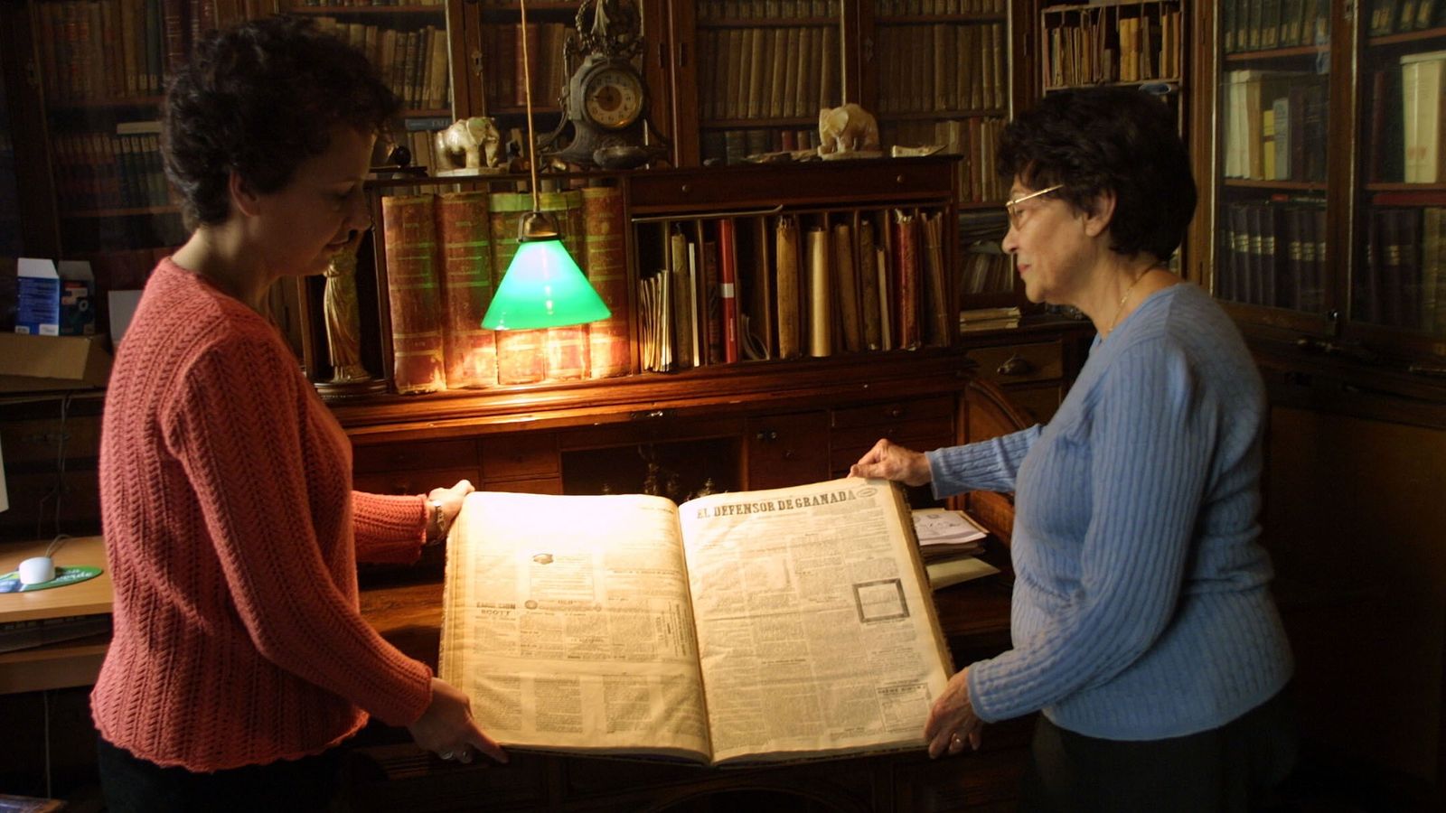 Ana Seco y su hija, ante uno de los ejemplares del periódico.