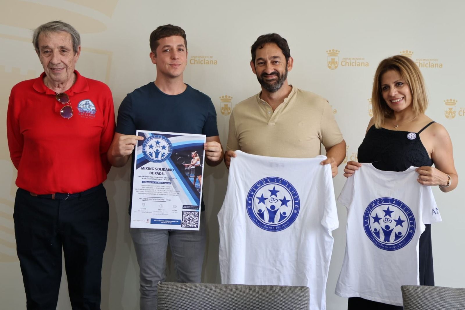 Representantes municipales y de la organización, durante la presentación.