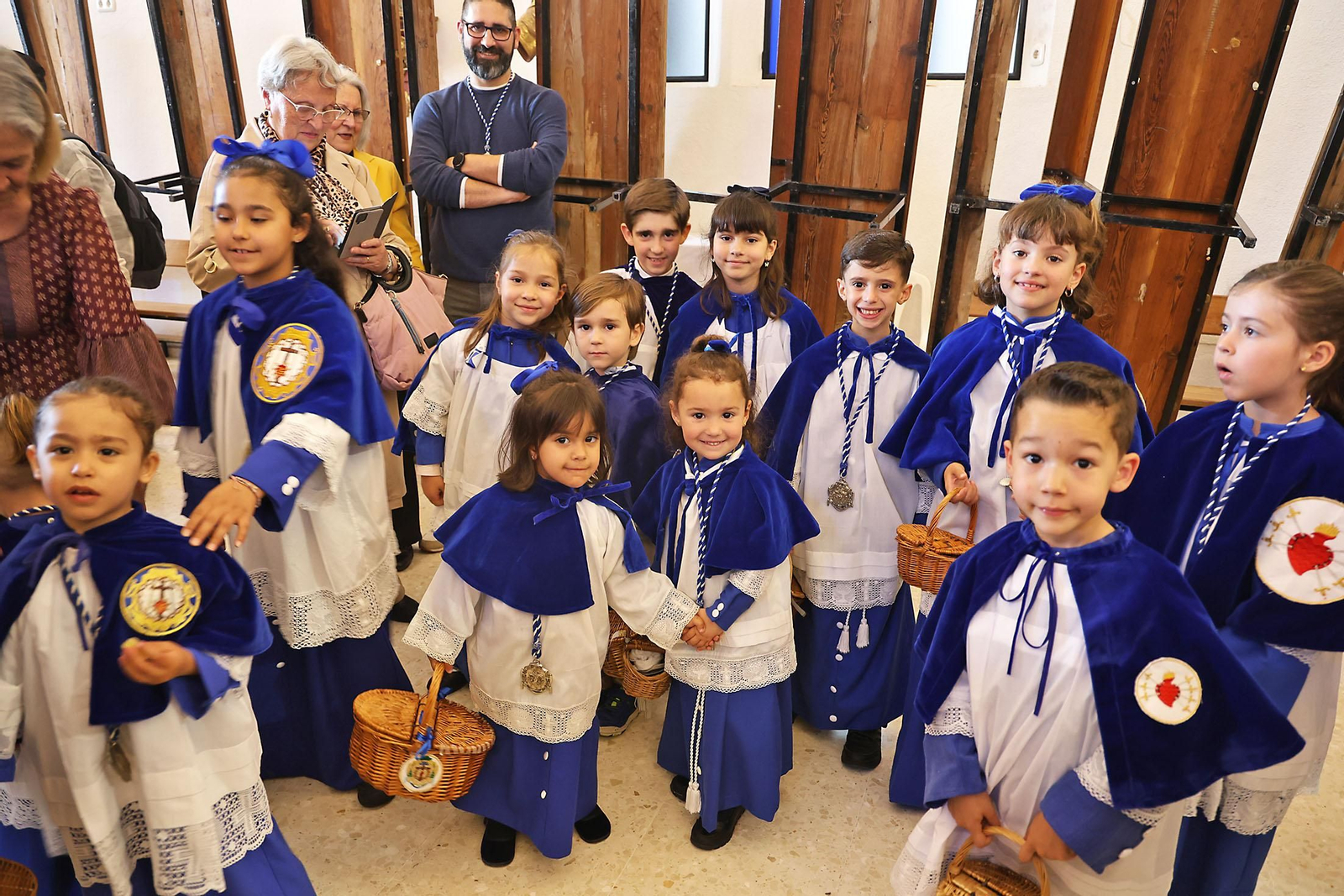 Imágenes de la VIrgen de Los Dolores por su barrio de las Colonias