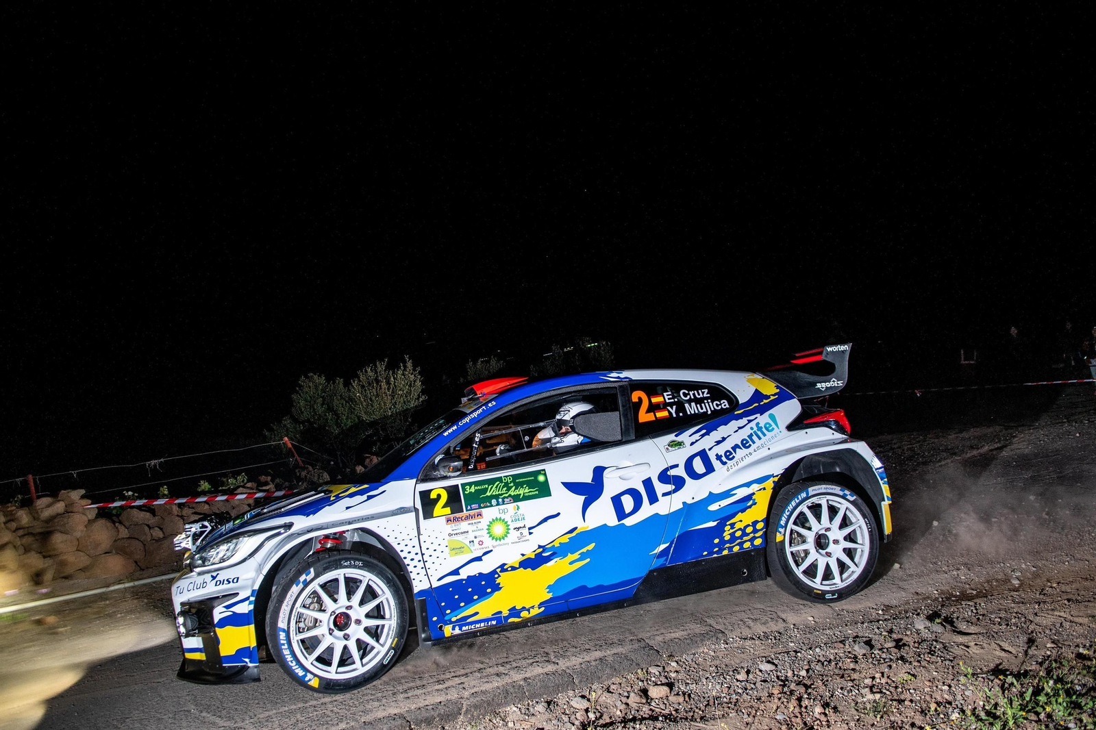 Los campeones del Rallye BP Villa de Adeje Tenerife a su paso por uno de los tramos del circuito por la noche.