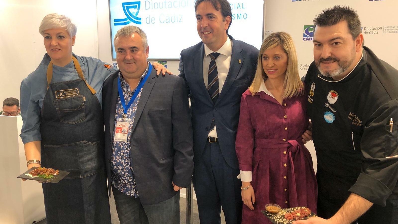 Los cocineros, con el alcalde de Tarifa, Francisco Ruiz, y la concejala Lucía Trujillo.