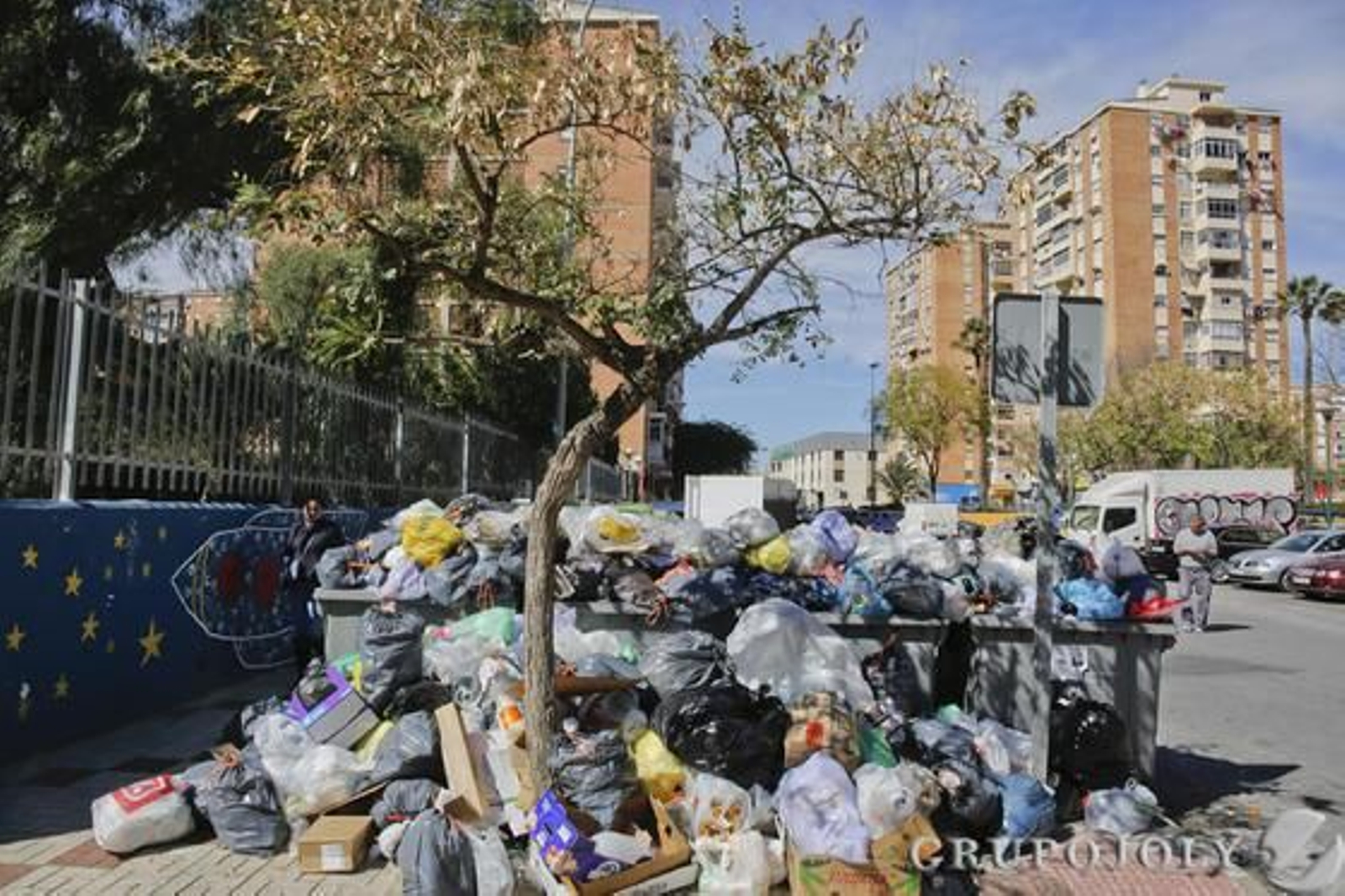 Imágenes de la huelga de basura de Limasa en diferentes distritos