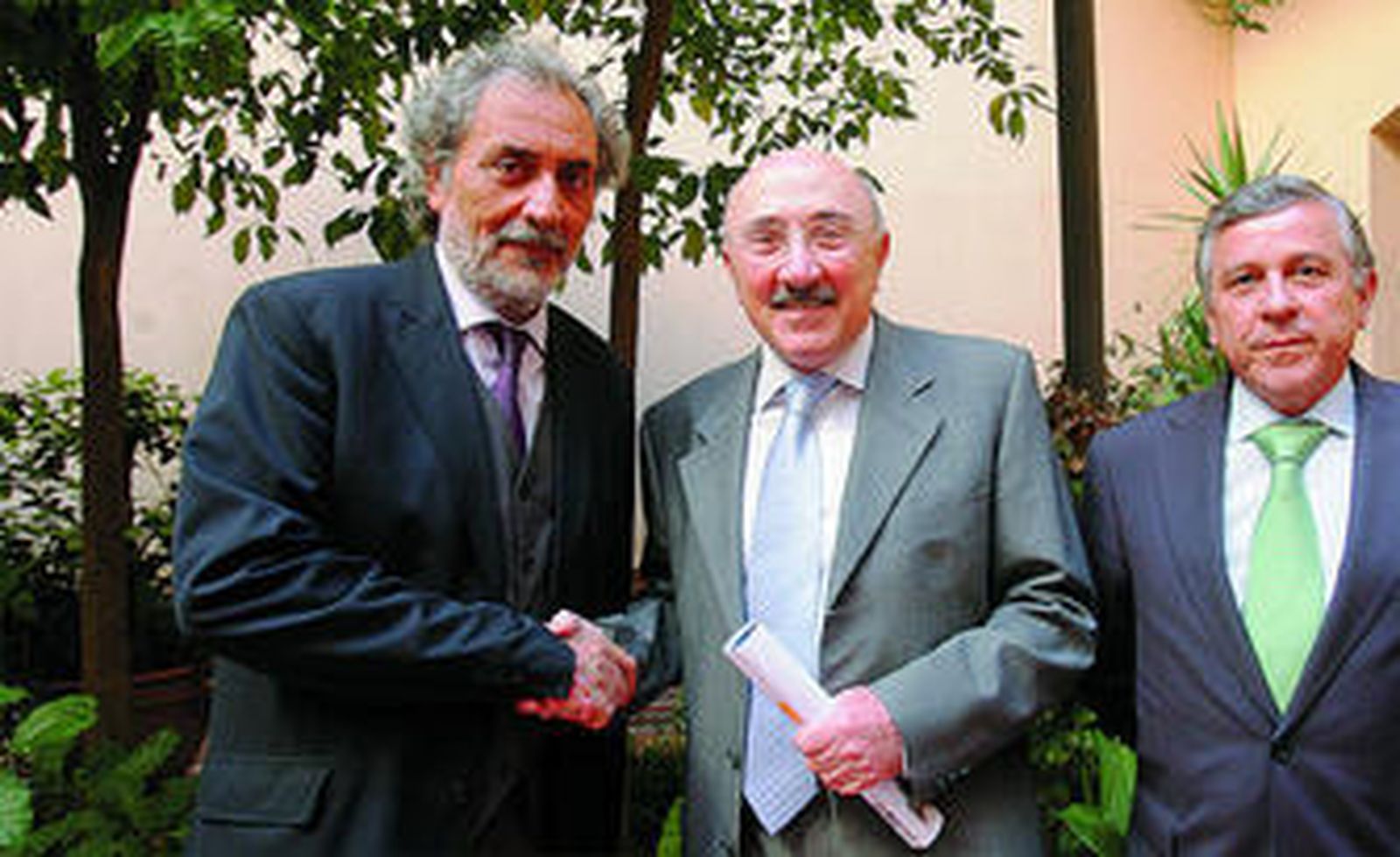 El juez José Miguel Martínez, en el centro, junto a José Chamizo y José Rodríguez.