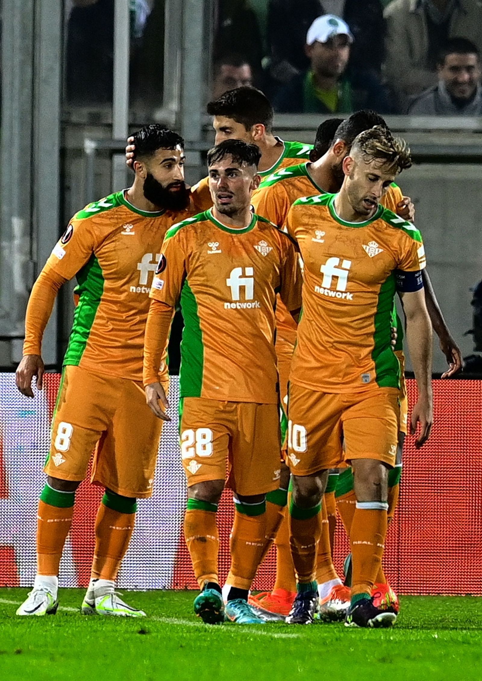 Los jugadores del Betis festejan con Fekir el gol del triunfo del Betis.