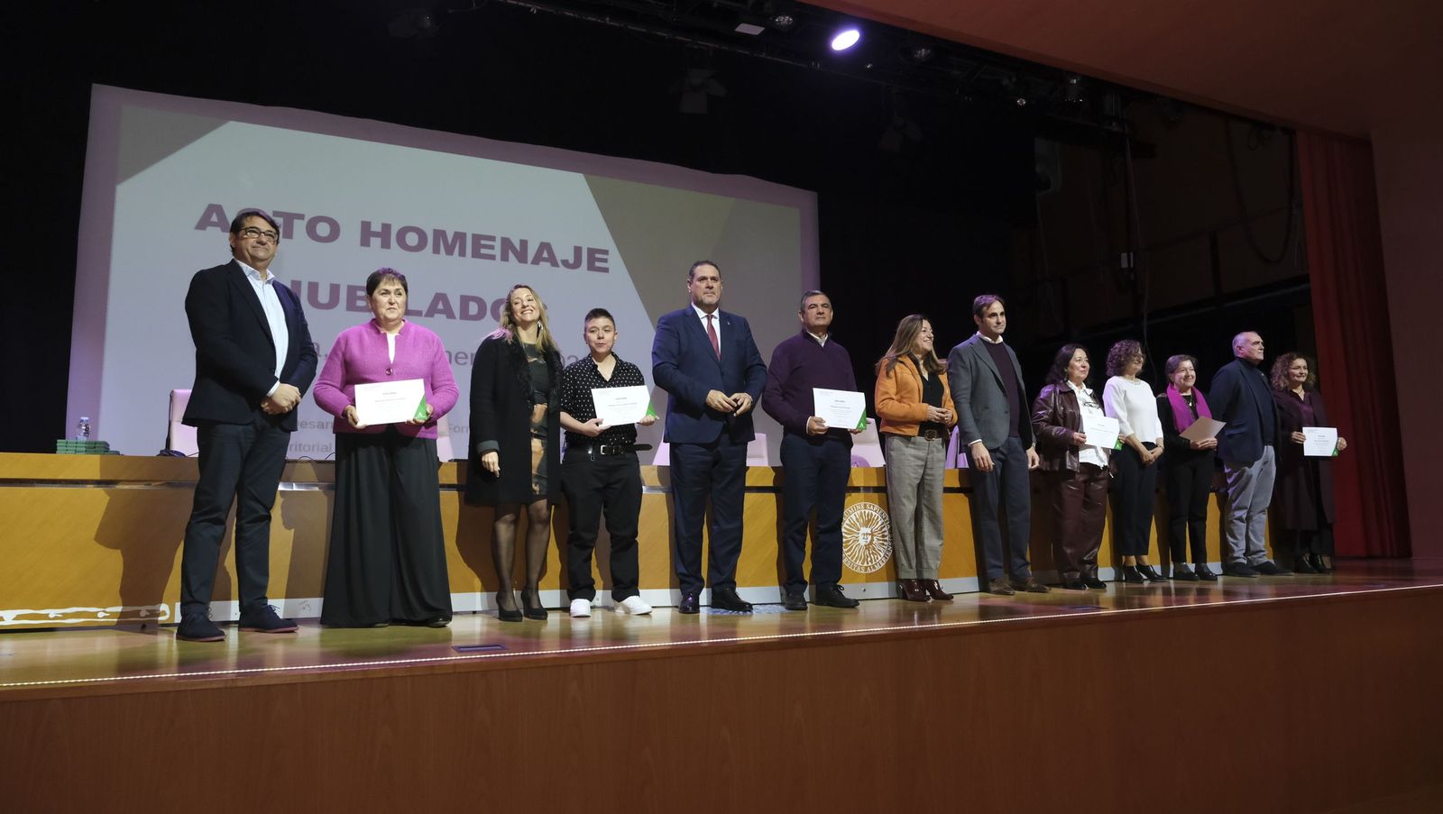Los maestros docentes jubilados reciben su homenaje en la paraninfo de la UAL