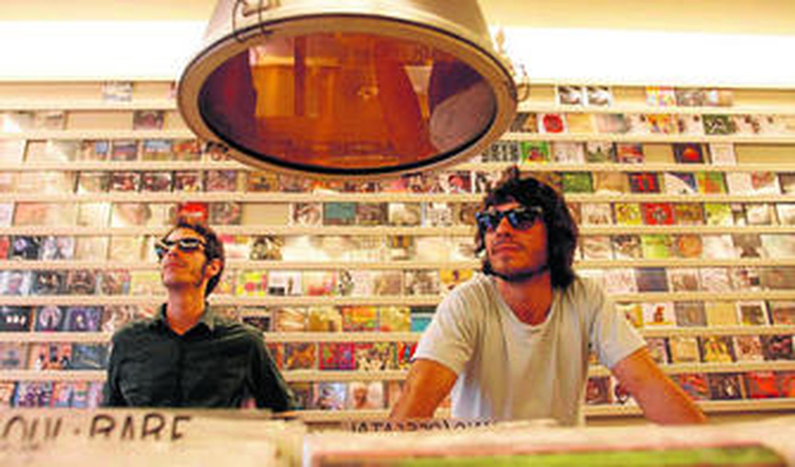 Jose Moreno (bajo) y Antonio Chavarino (voz y guitarra) son el alma del grupo granadino Royal Mail.