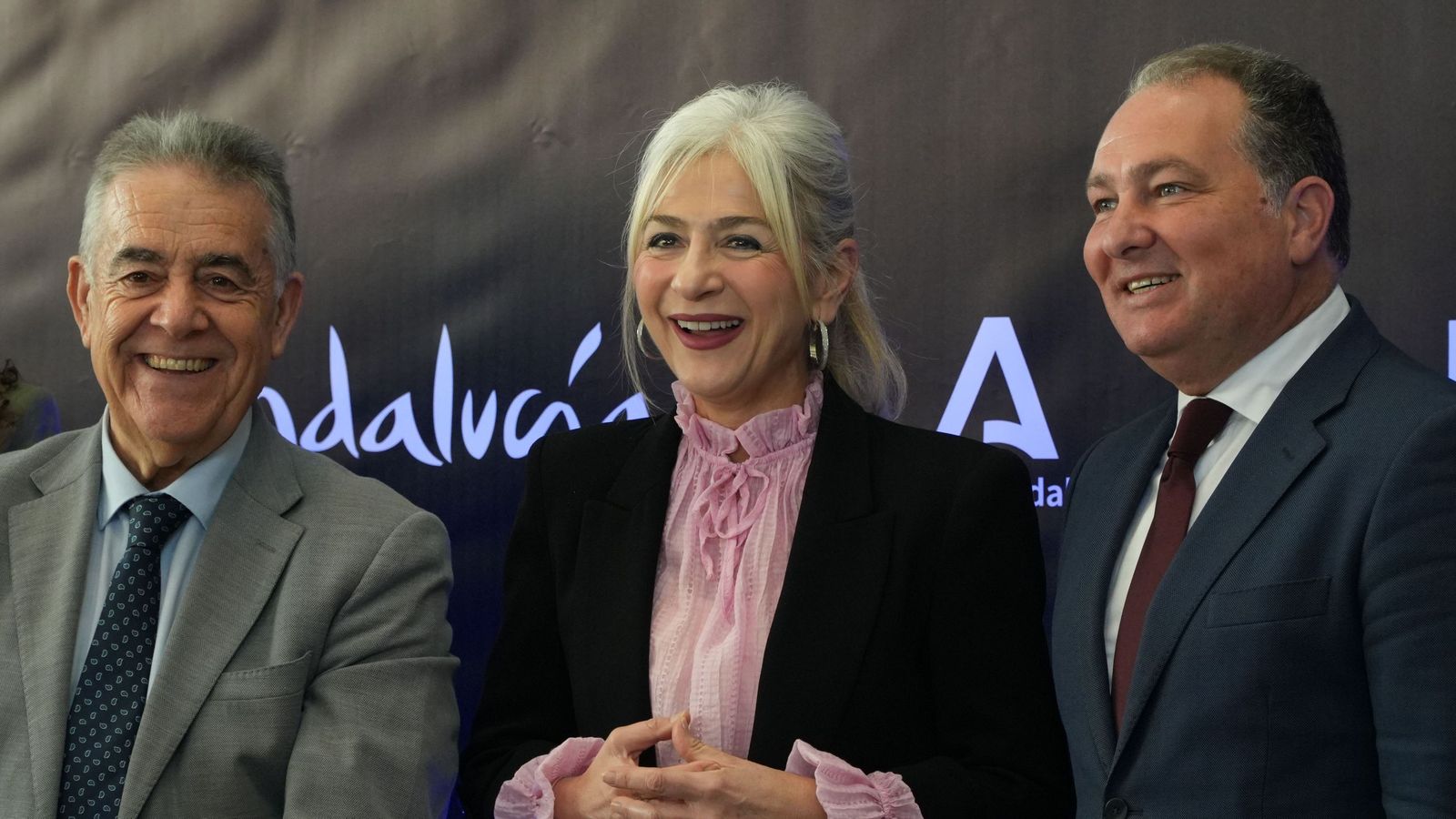 La Consejera de Deportes de la Junta junto al presidente de la Diputación de Huelva y el Alcalde de Almonte