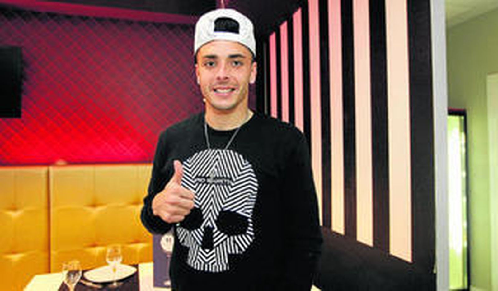 Ximo Navarro, con el pulgar levantado en señal de aprobación, tras estrenarse como titular este curso.