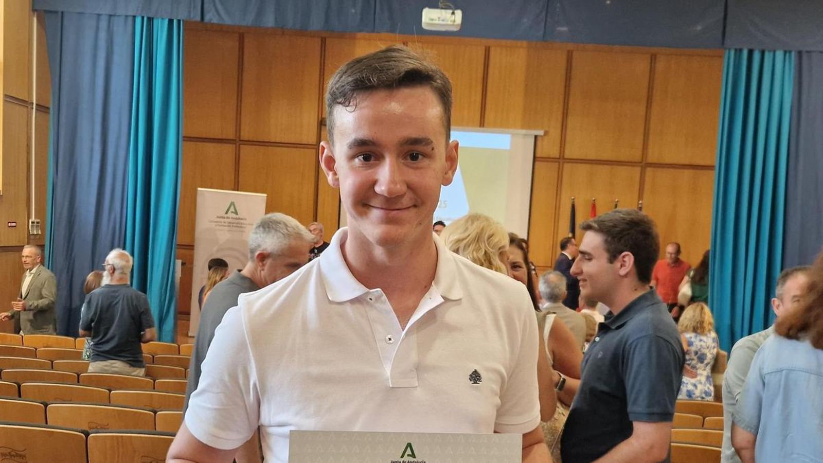 Daniel Pérez Cerniseva con su diploma.