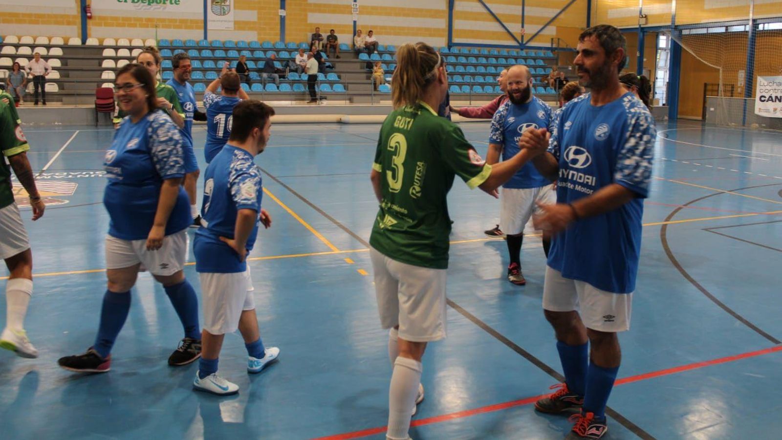 Saludo entre jugadores y jugadoras al final del encuentro.