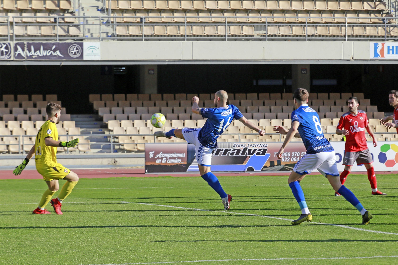 Antonio Sánchez se dispone a rematar un balón ante Gonzalo.