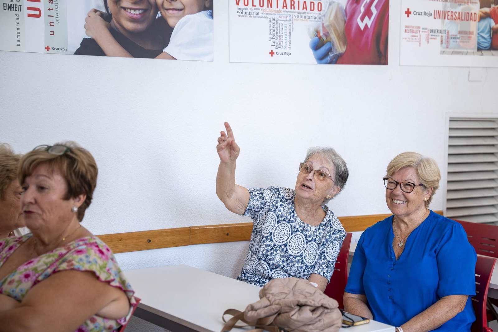 Cruz Roja realiza la entrega de mantitas solidarias a las familias de acogida