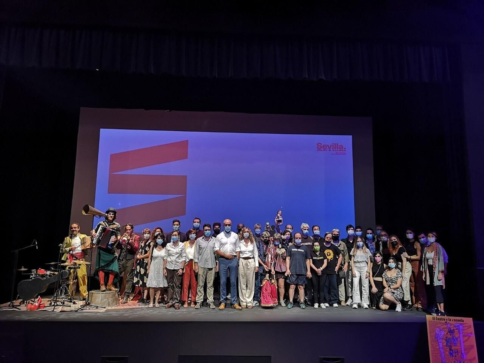 Los artistas que pasarán por el teatro y los gestores del espacio. Los artistas que pasarán por el teatro y los gestores del espacio.