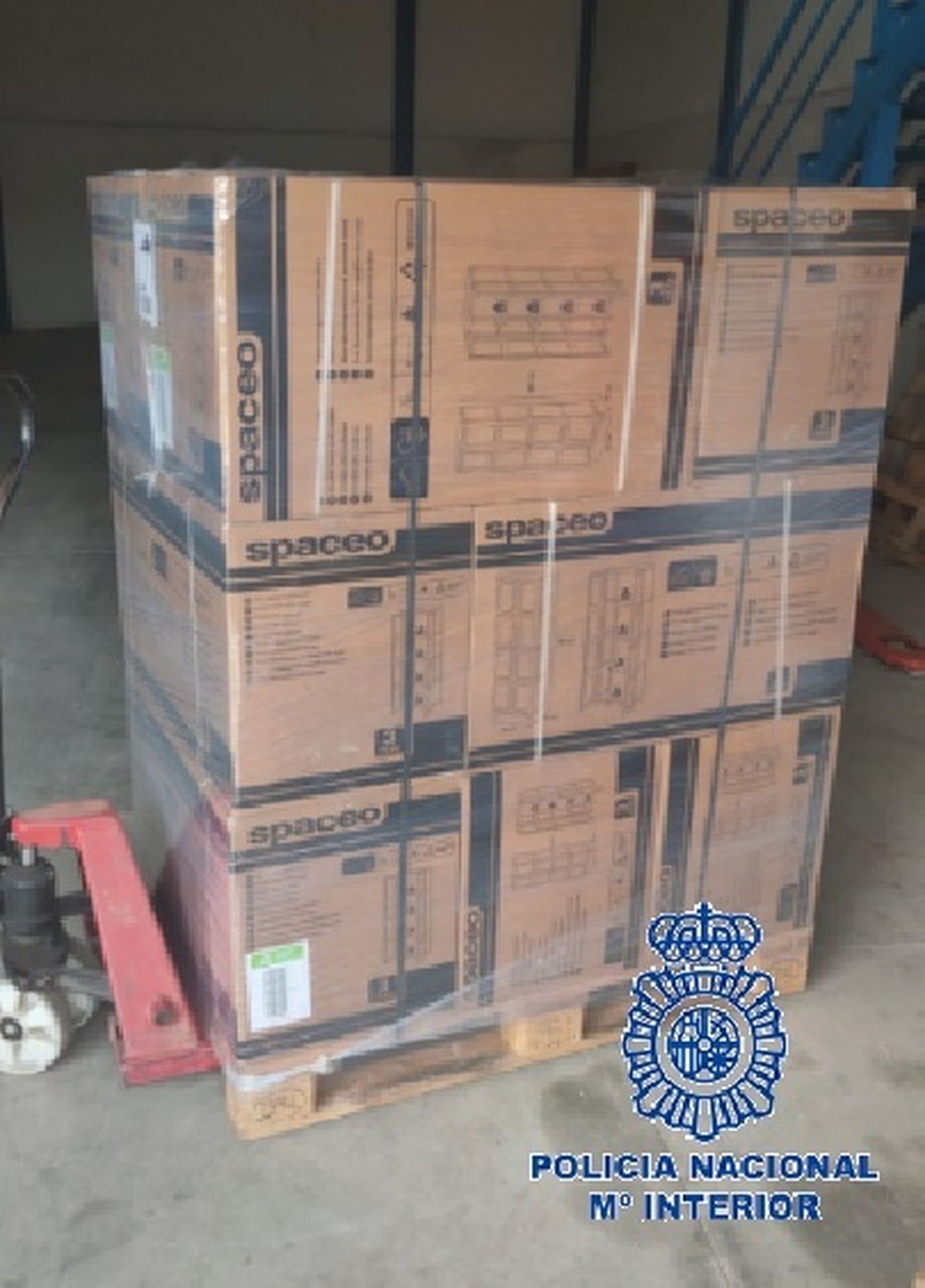 Uno de los palés con hachís en el interior de los armarios.