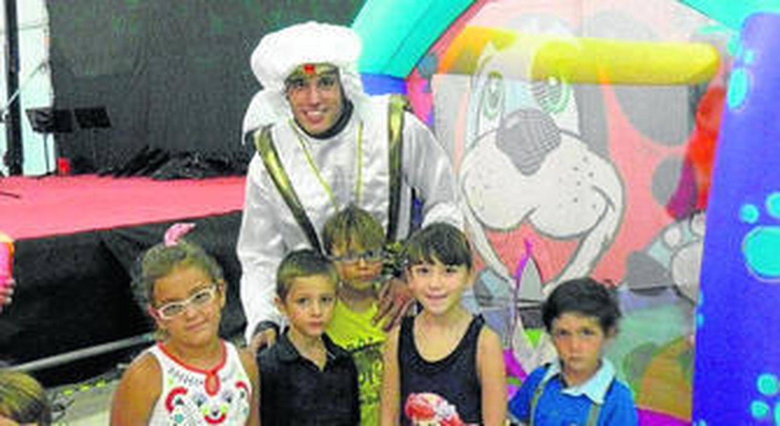 Aladdín acompañó a los más pequeños que iban a saltar en la caseta hinchable.