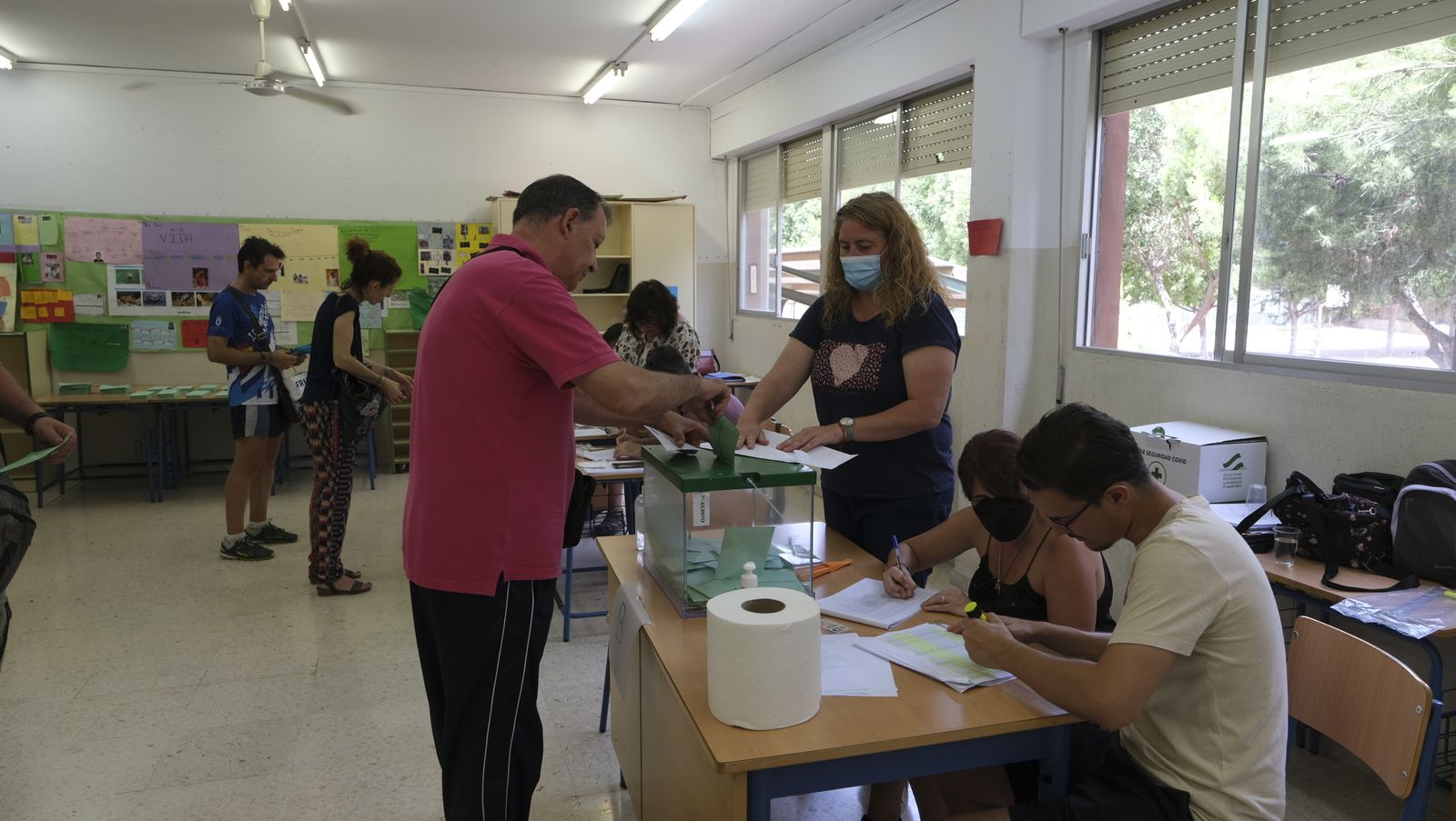 Imágenes de la votaciones en Almería al parlamento andaluz