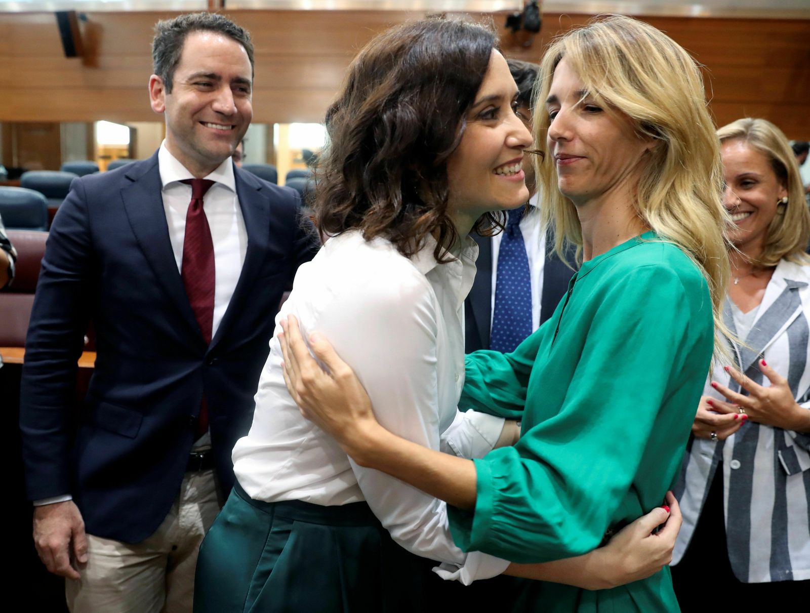 Isabel Díaz Ayuso es felicitada por Cayetana Álvarez de Toledo en presencia de Teodoro García Egea.