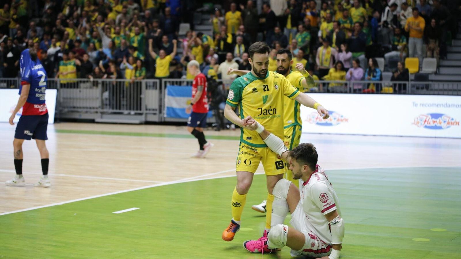 Míchel felicita a Espíndola tras una de sus paradas.
