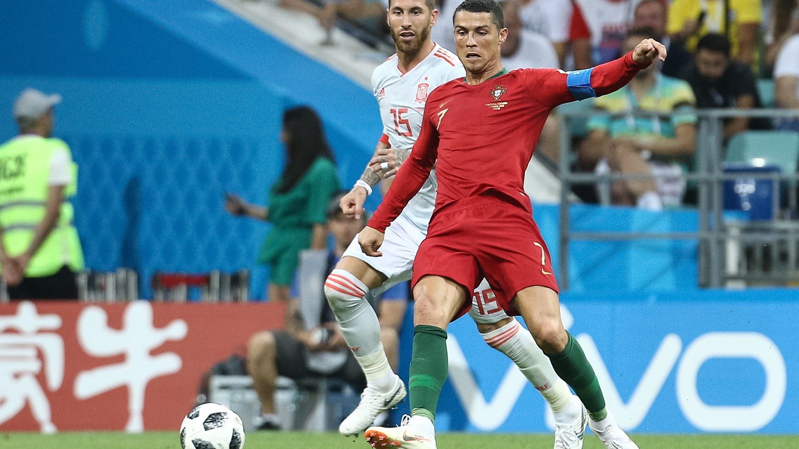 Cristiano Ronaldo trata de controlar ante la presión de Sergio Ramos.