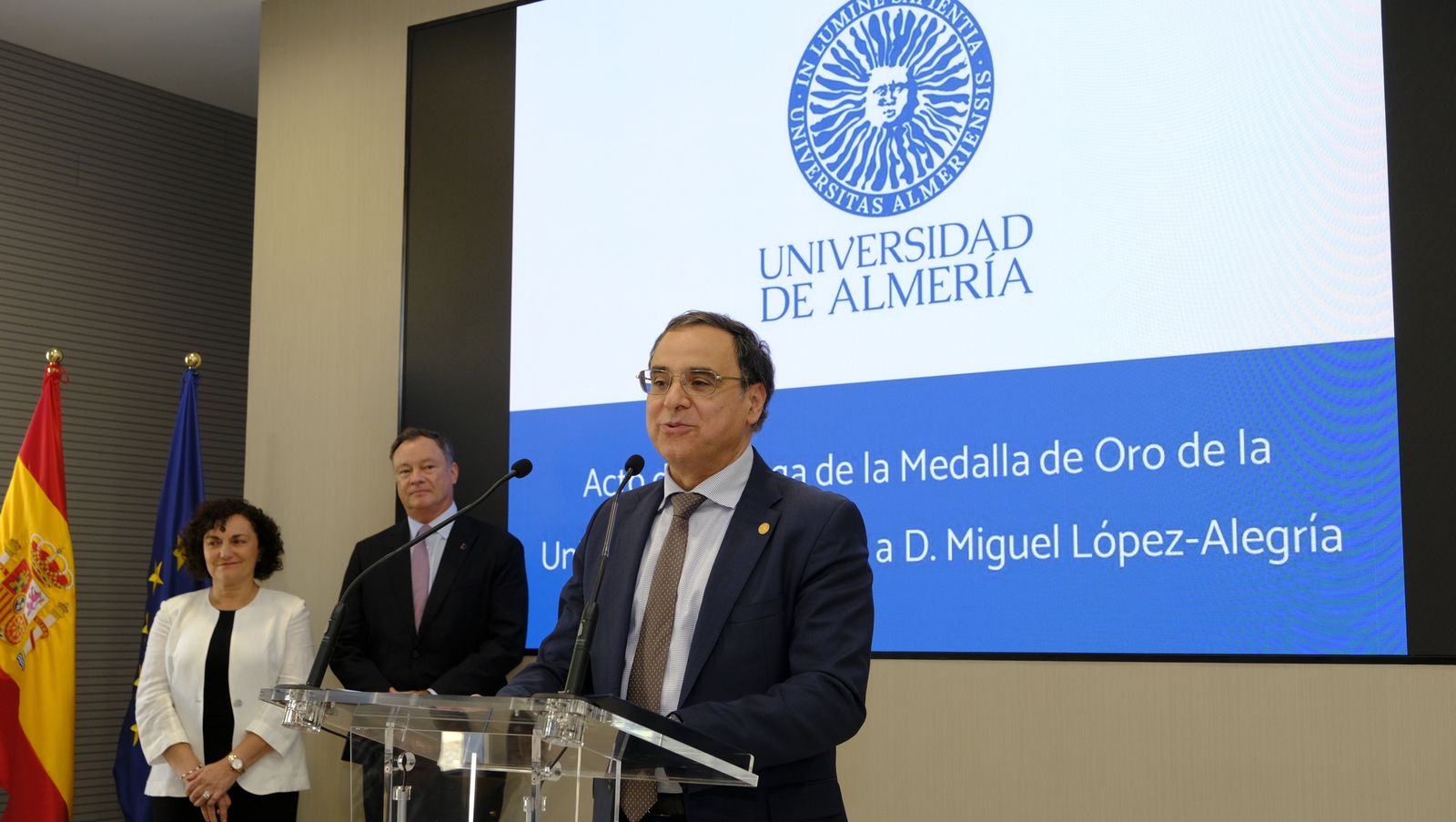 Imágenes de la imposición de la Medalla de Oro de la Universidad de Almería, al astronauta Miguel López Alegría