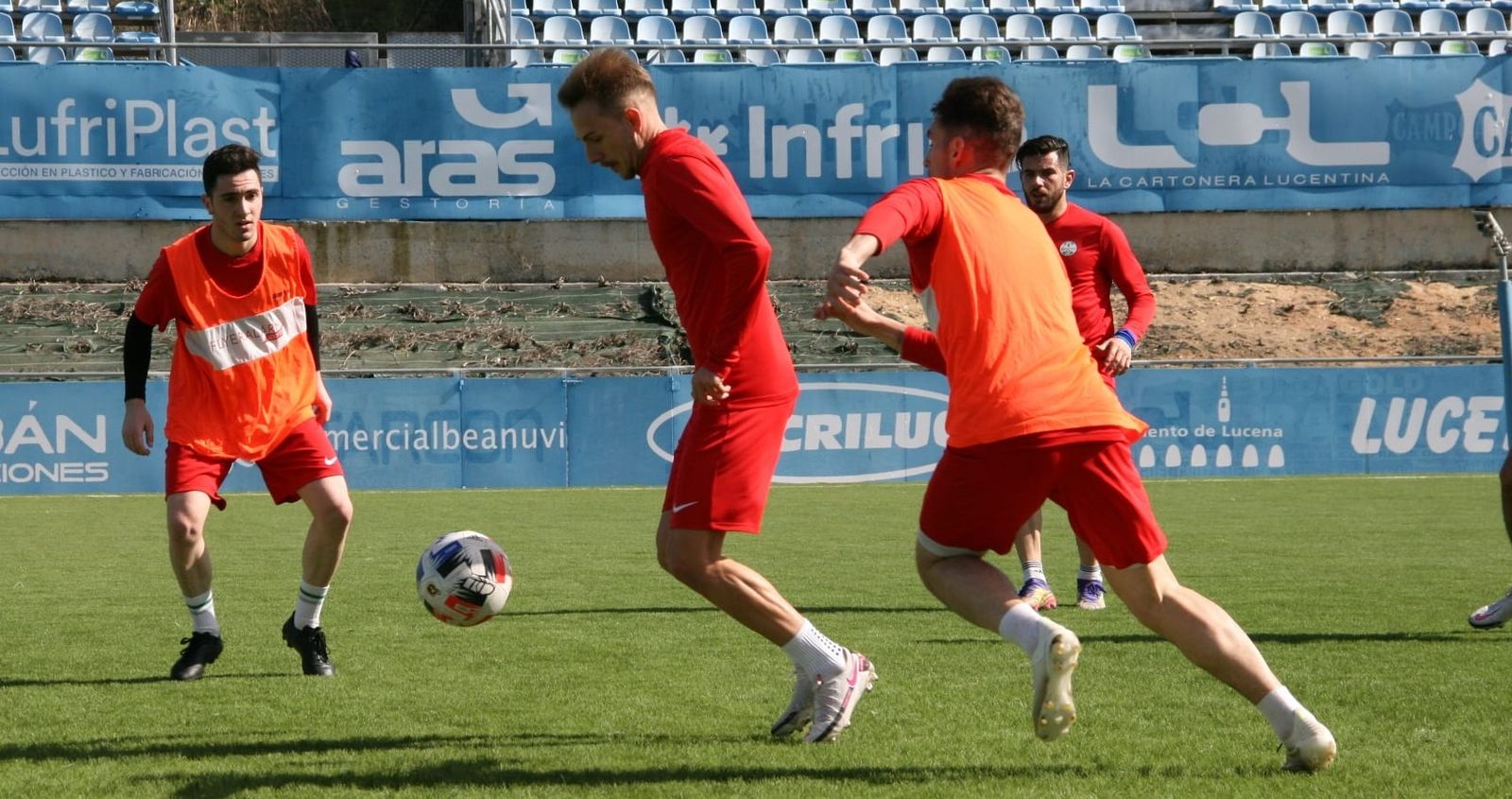 Víctor Morillo es presionado por Marcos Pérez durante un entrenamiento.