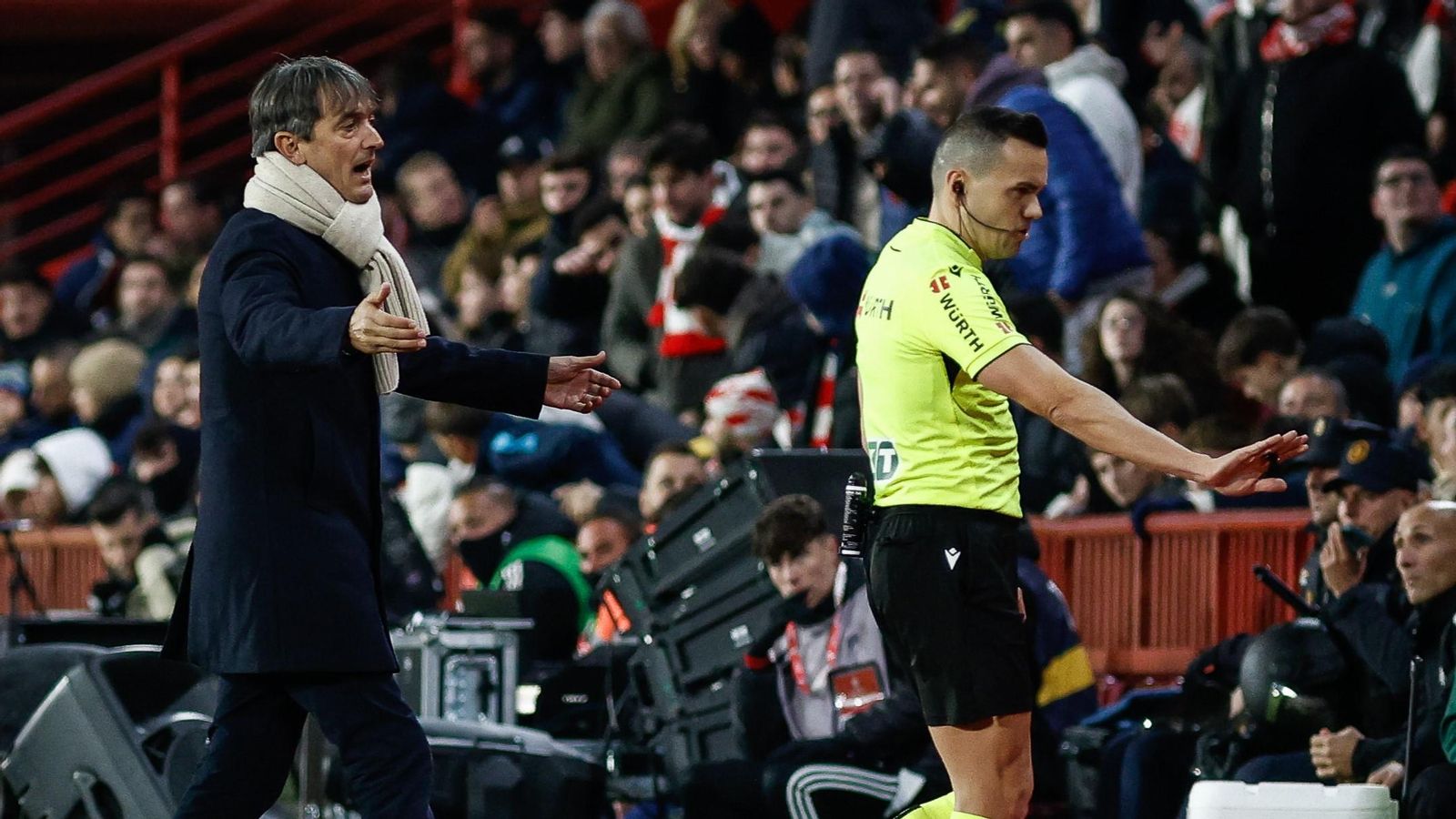 Pacheta protesta mientras Pérez Hernández acude al VAR a revisar la acción polémica del Granada CF - Córdoba CF.