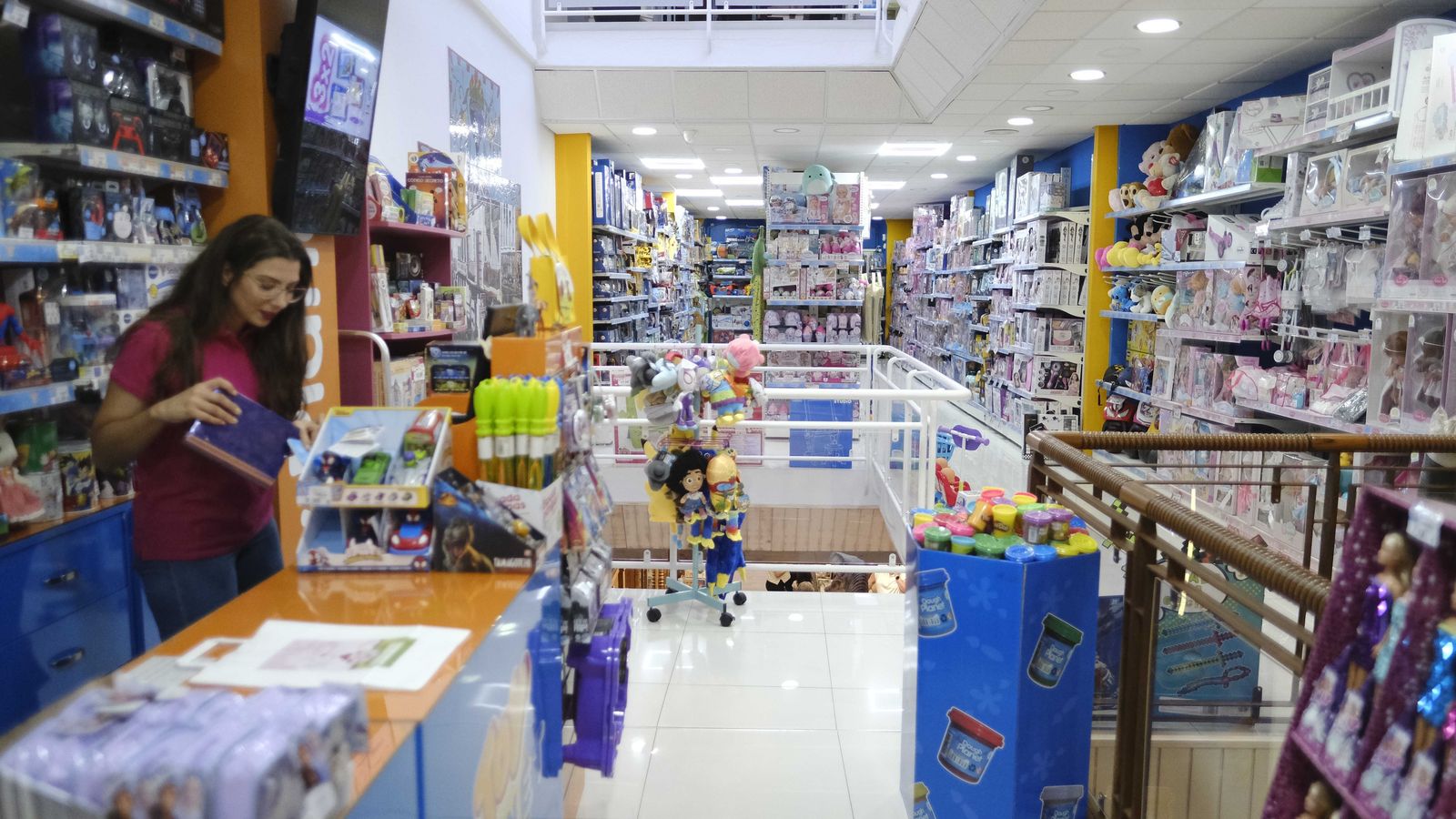 La tienda principal también cuenta con una planta dedica a los juguetes.