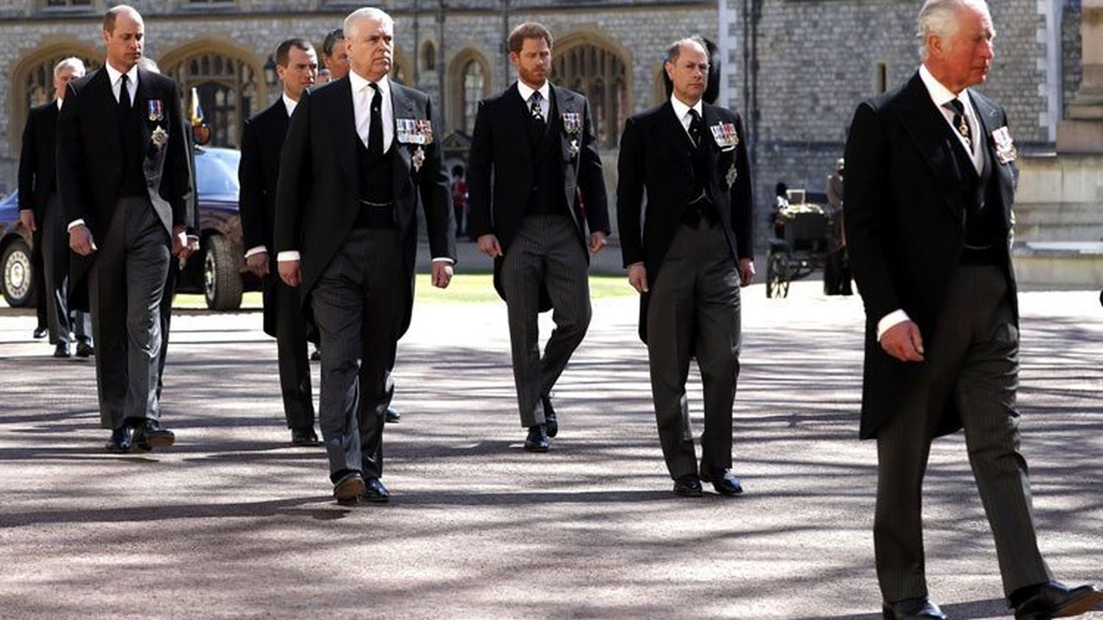 Andrés, en el centro de la comitiva fúnebre del funeral de Felipe de Edimburgo, con sus hermanos y sus sobrinos Enrique y Guillermo.