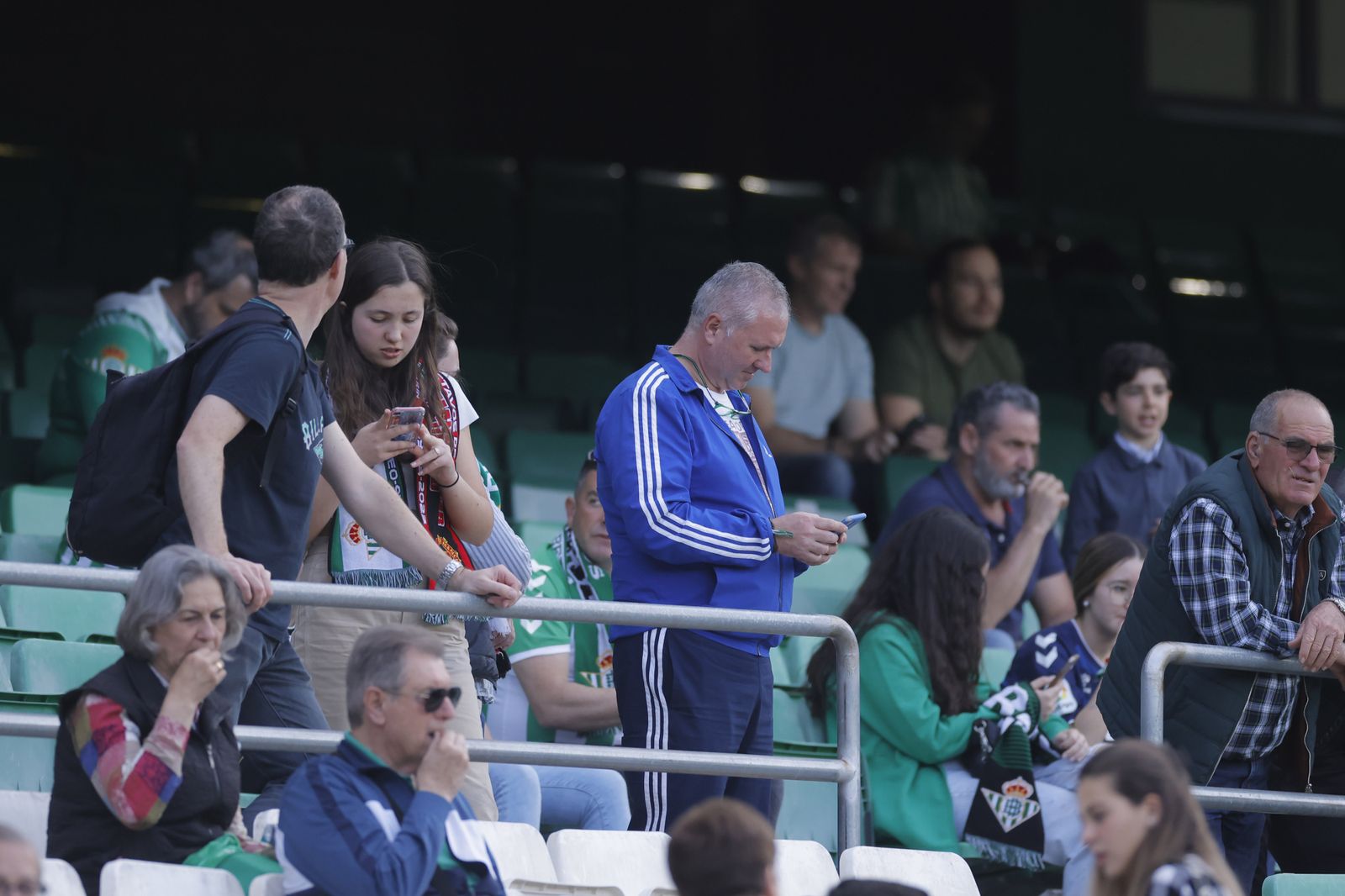 Búscate en las fotos del Betis-Manchester