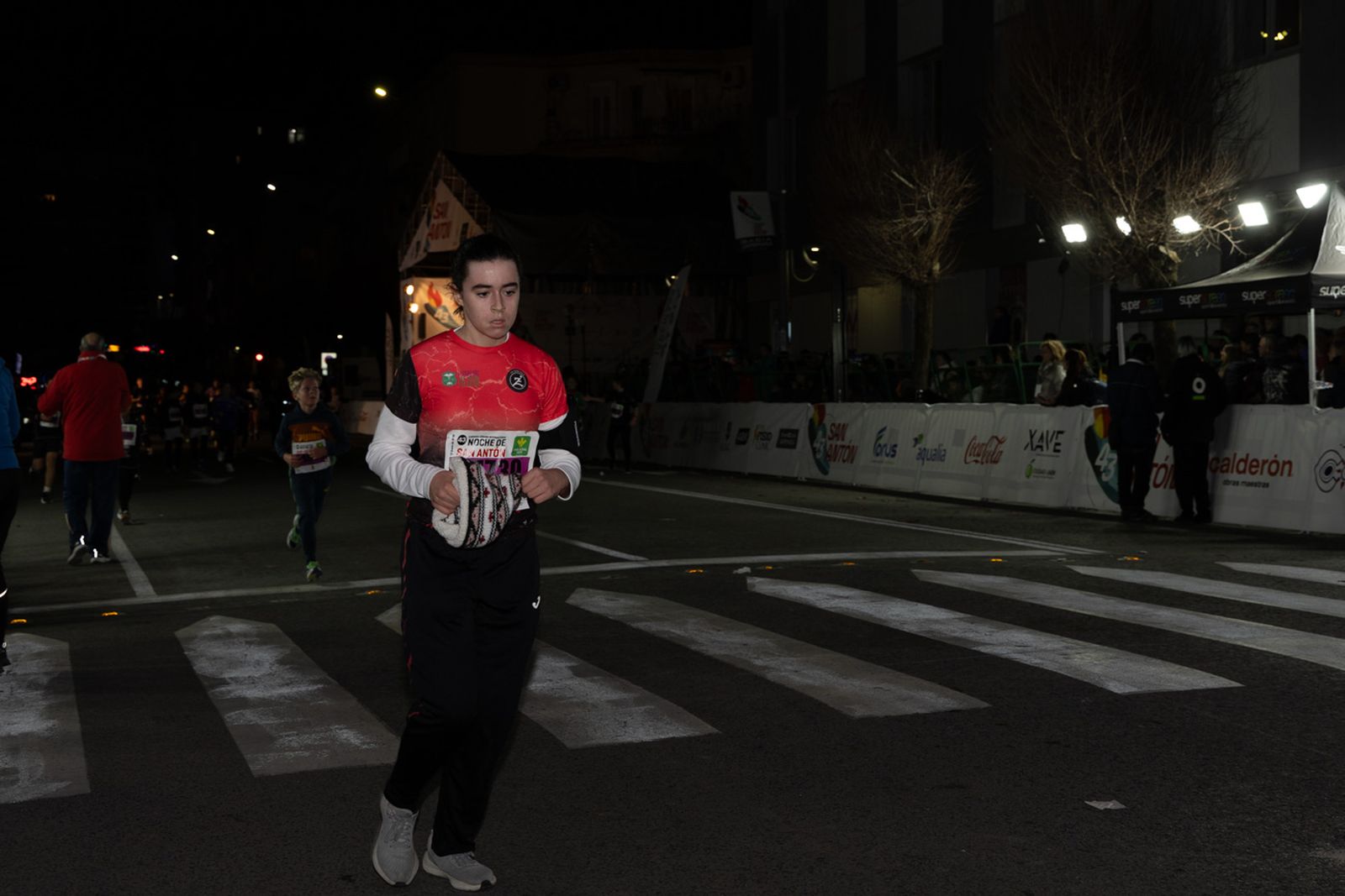 En imágenes: 2.000 atletas brillan con luz propia en la infantil de la Carrera de San Antón 2026