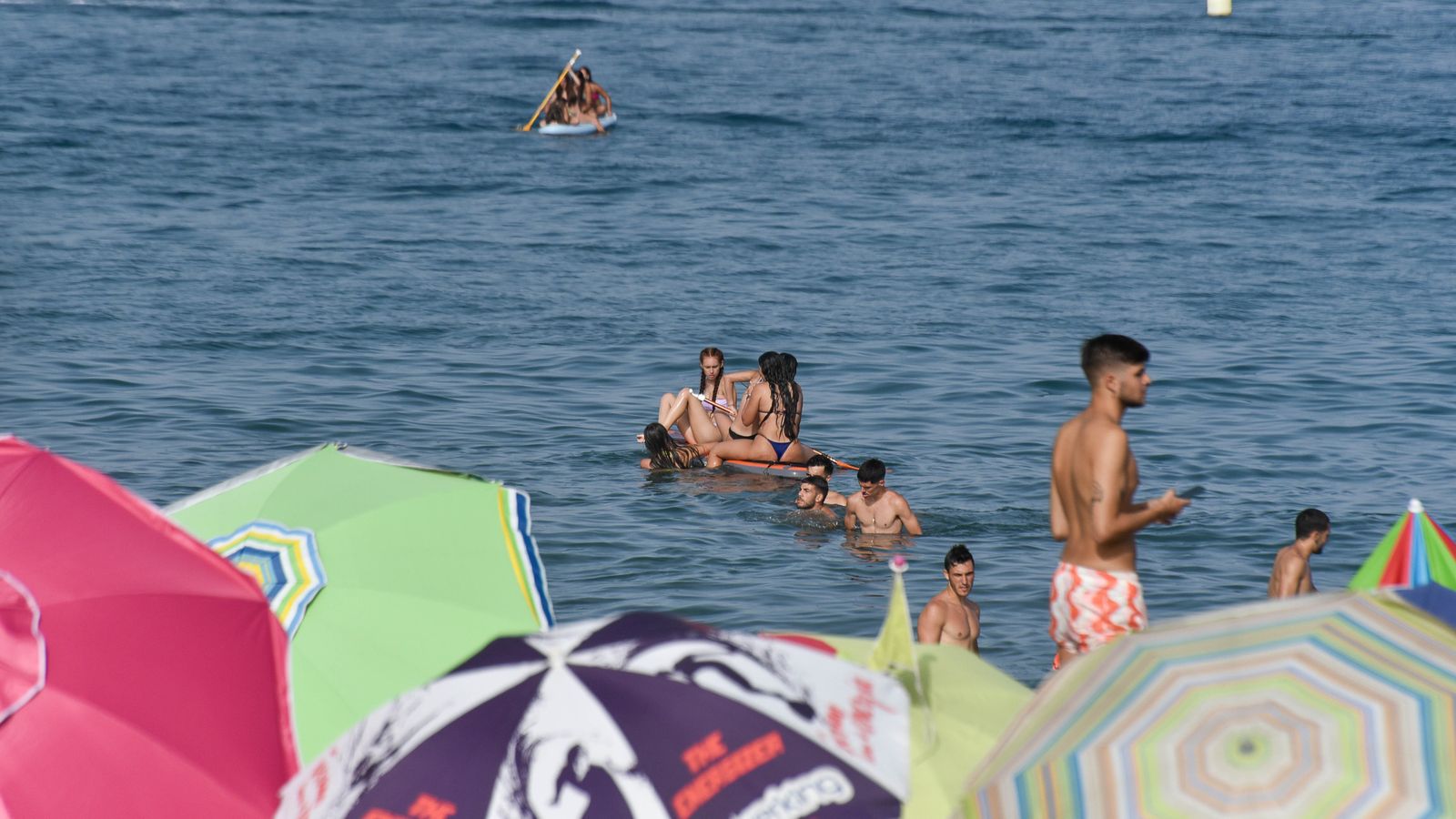Las fotos de la tarde de playa en familia en La Línea
