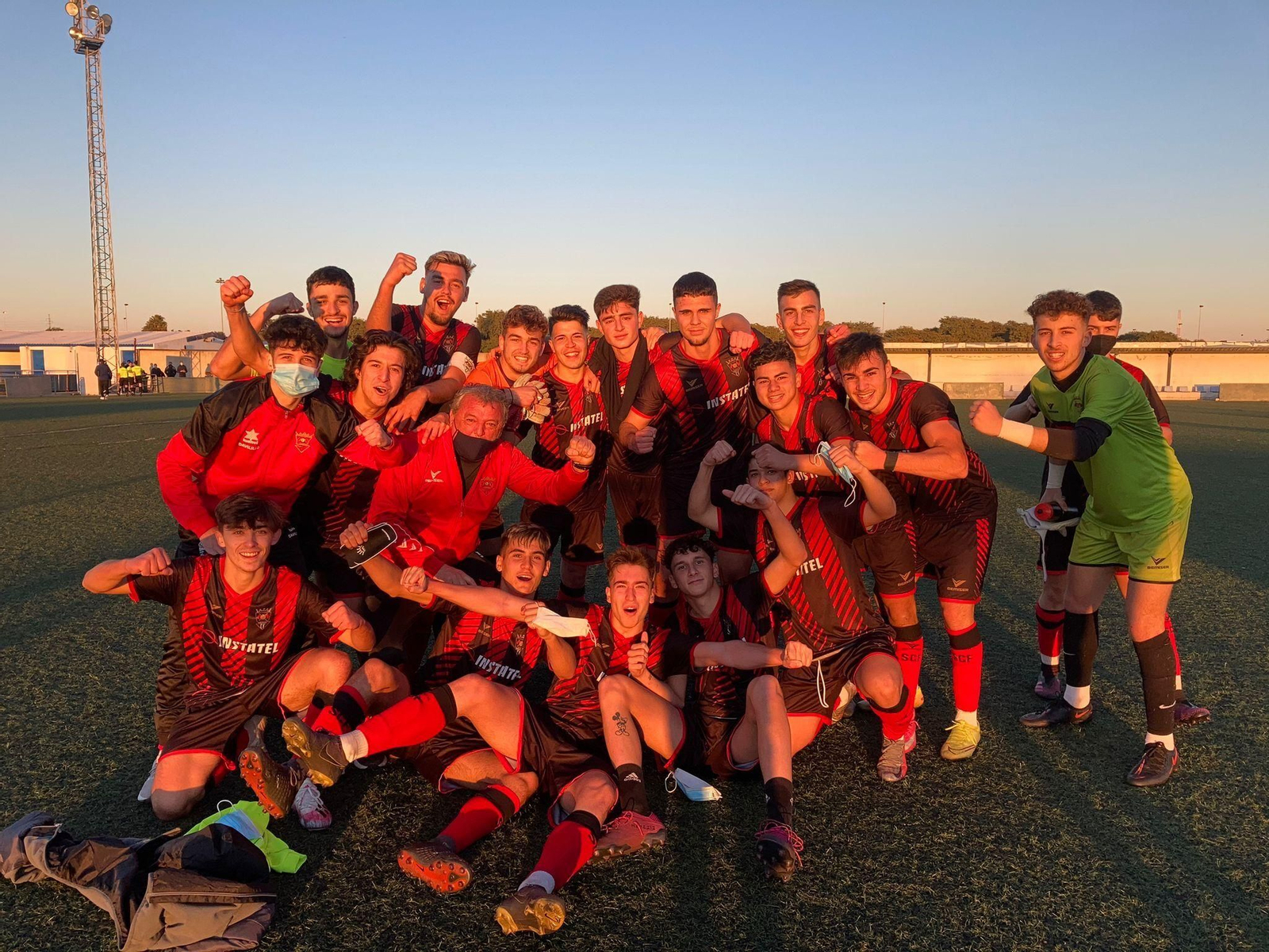 Los jugadores del Séneca celebran su triunfo en la Ciudad Deportiva El Decano.