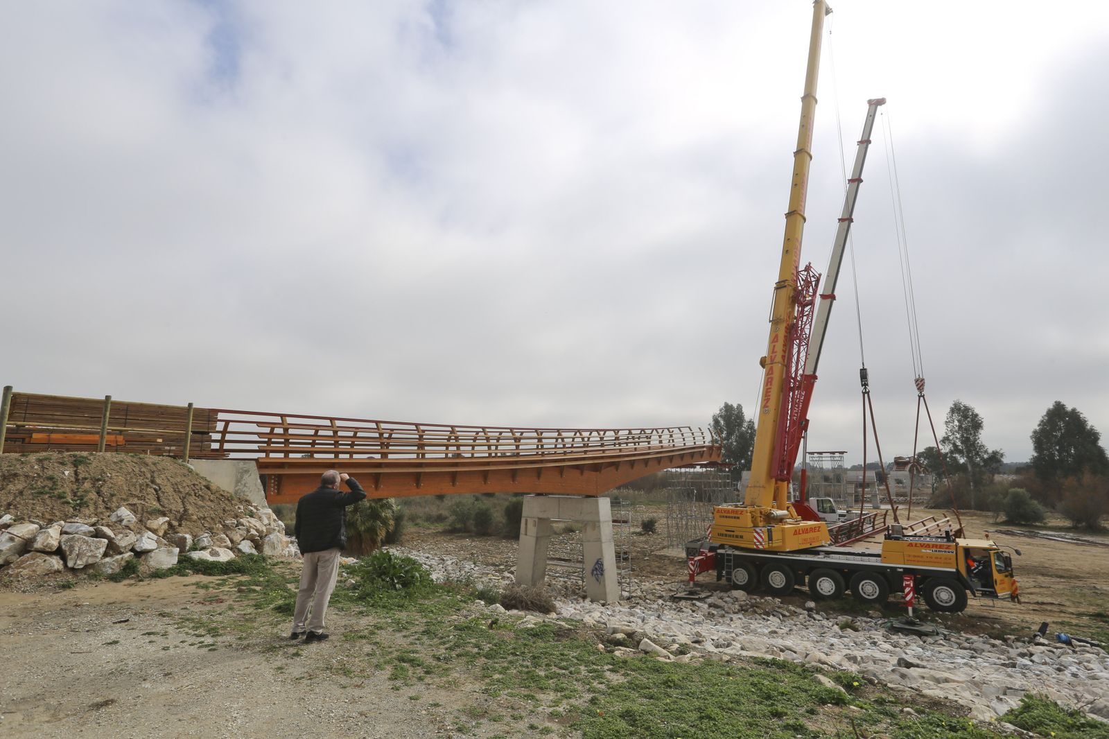 Fotos de las obras de la pasarela del río Guadalhorce en Málaga