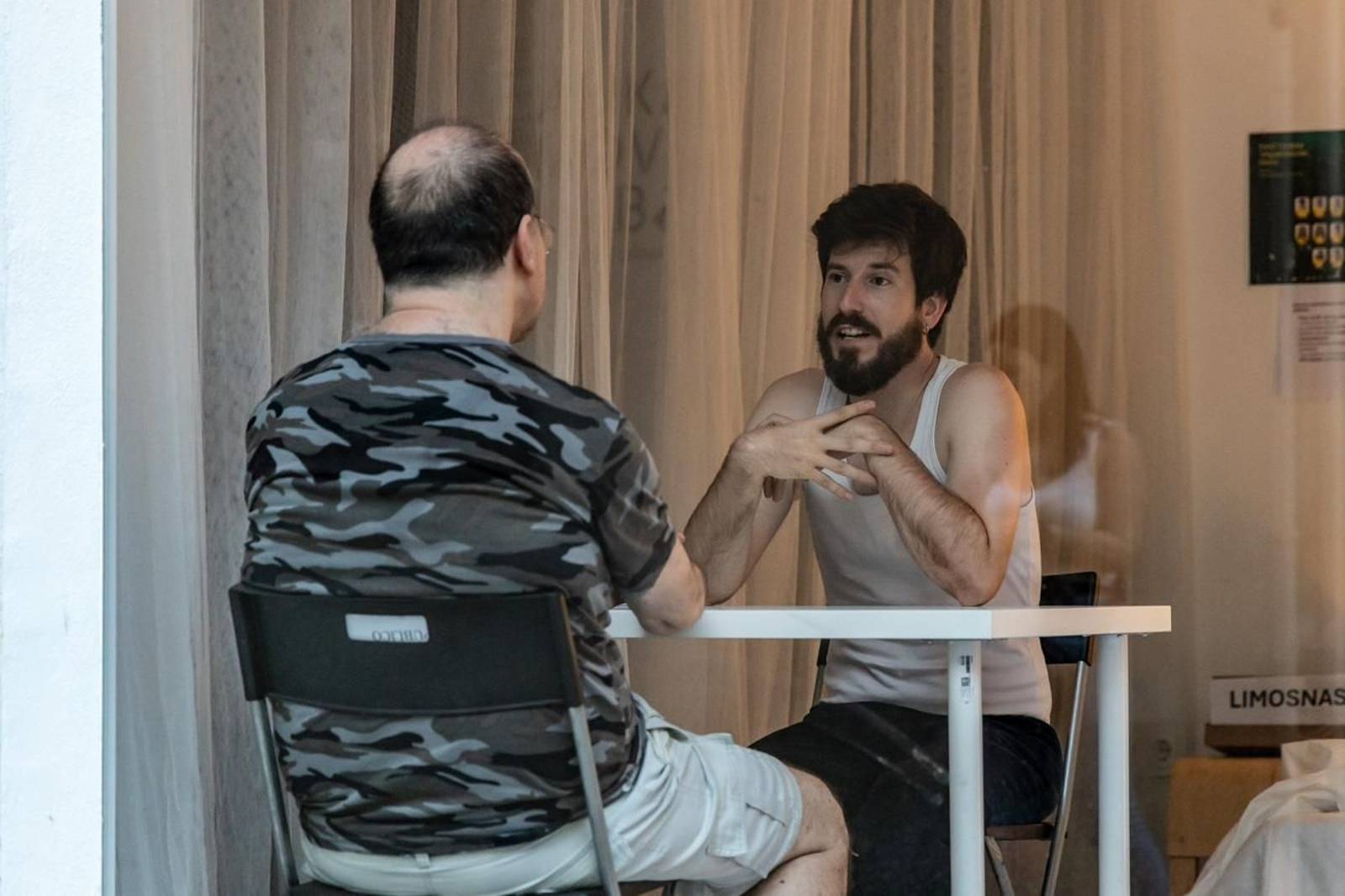 El escaparate que denunció la precariedad cultural: así fue la protesta artística de Manuel Sutil