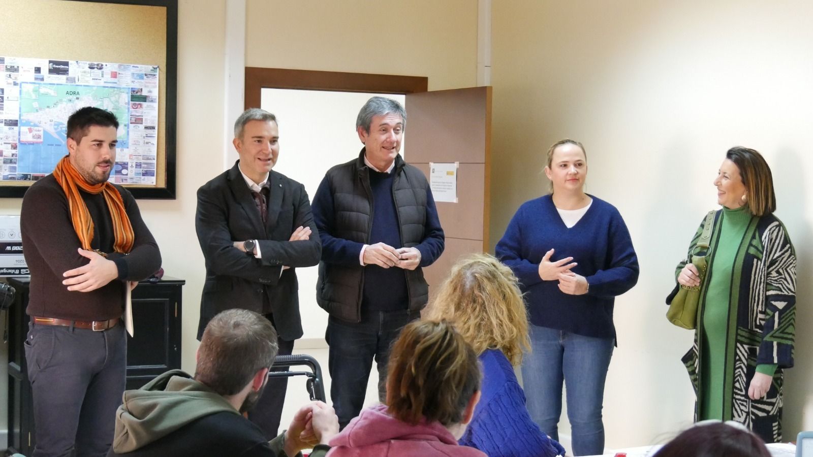 El delegado de Empleo Amós García Hueso y el alcalde de Adra Manuel Cortes, en su visita a uno de los cursos en marcha.