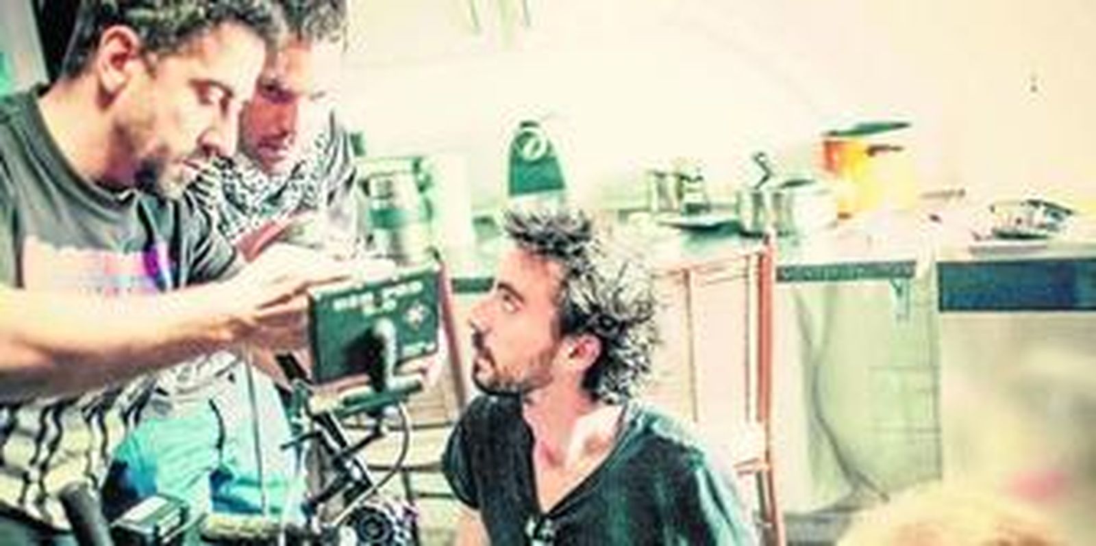 El director de Fotografía, David Andre, junto al director José Diego Santiago, y más abajo Carlos Cebrián, ayudante de cámara.