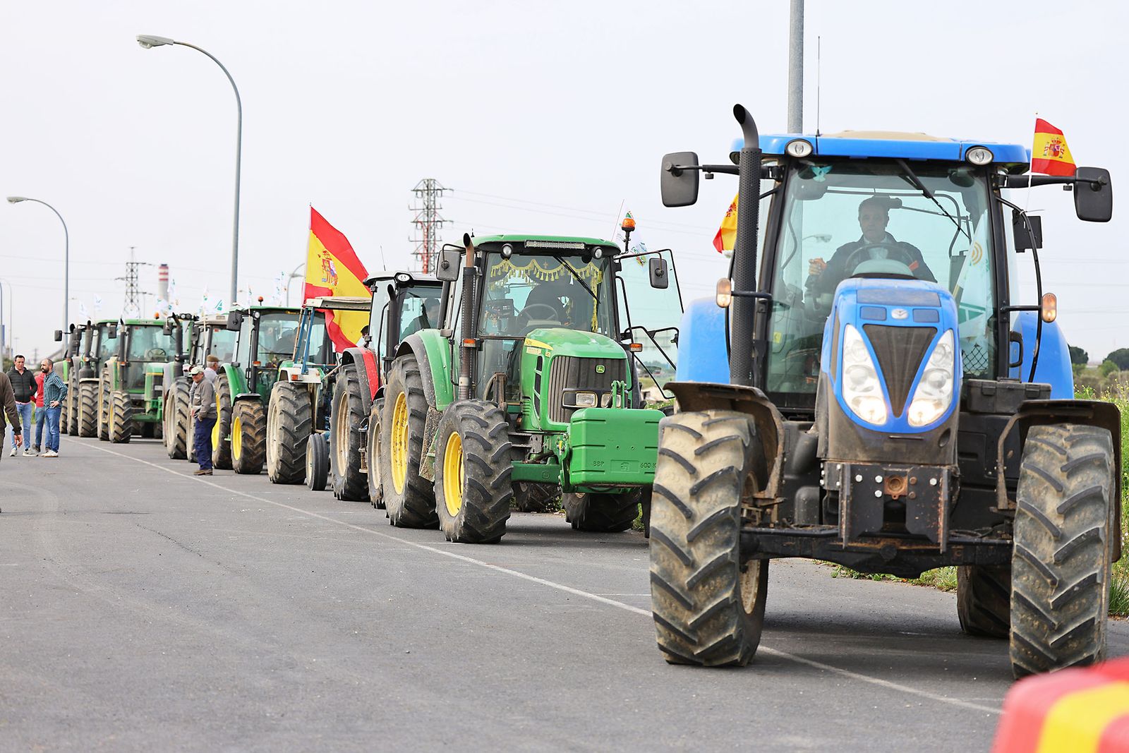 Imágenes de la multitudinaria tractorada de los agricultores en Huelva