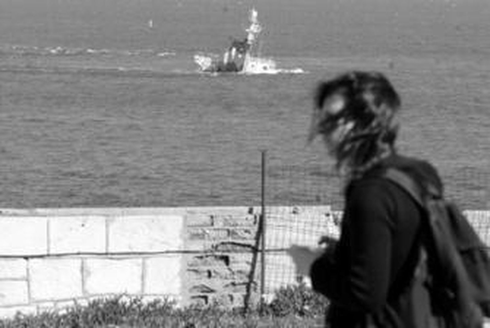 Una joven observa el 'New Flame', ayer, cerca de Punta Europa en Gibraltar.