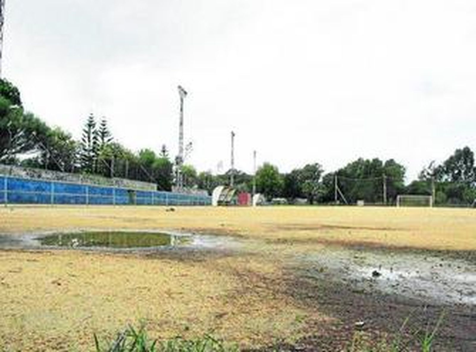 Esta es la imagen que refleja cuál es el estado del campo de fútbol 11 de la ciudad deportiva cuando llueve.