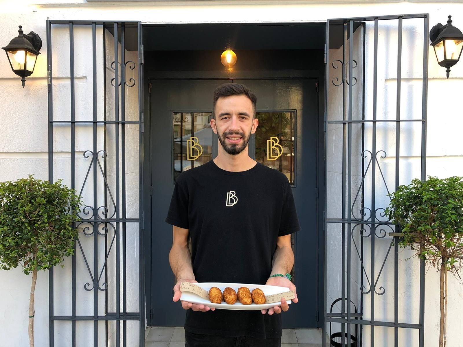 Diego, en la puerta de 'Bina Bar' con sus afamadas croquetas. Diego, en la puerta de 'Bina Bar' con sus afamadas croquetas.