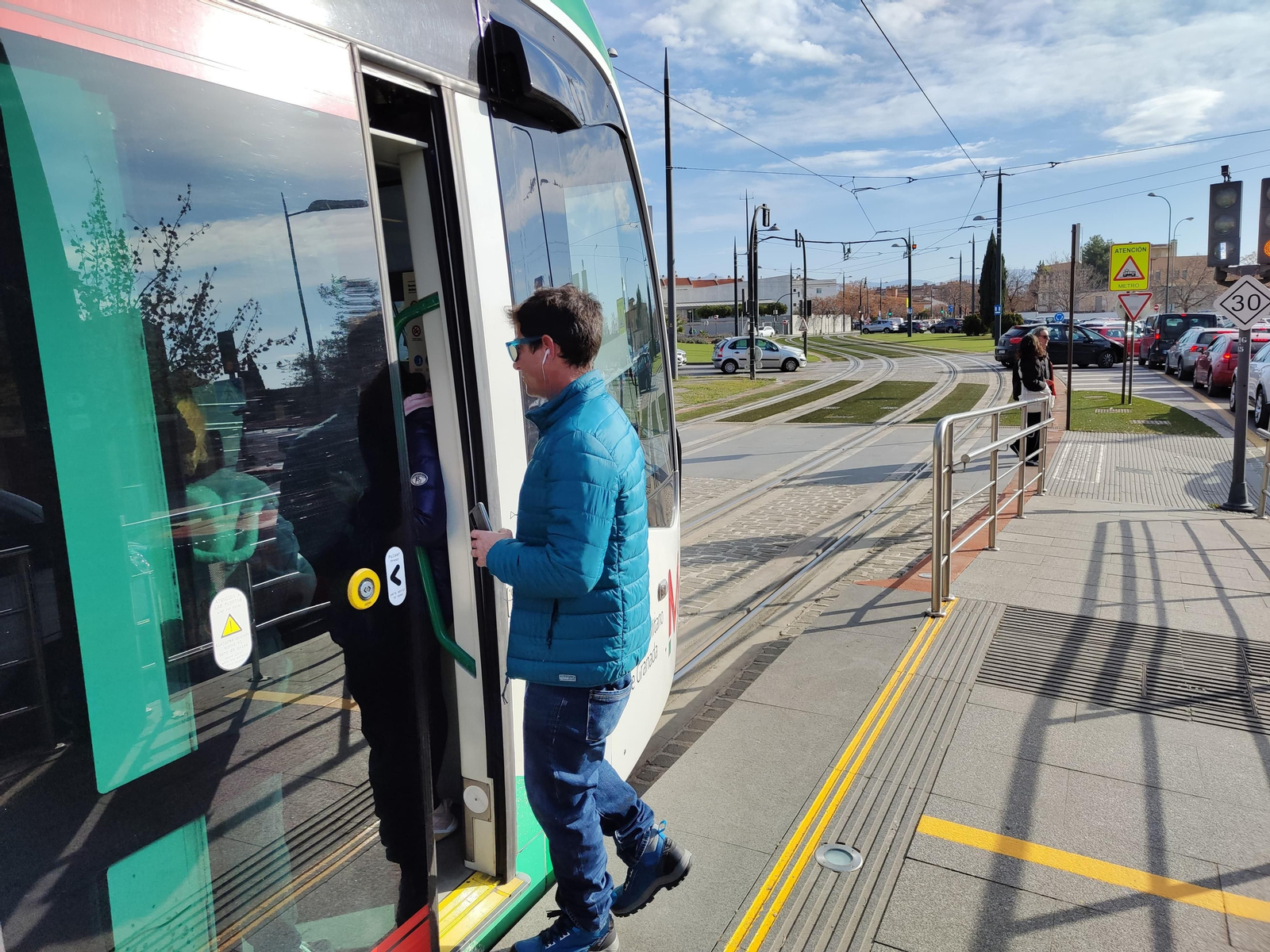 Imagen del metro en una parada, con el colapso del tráfico al fondo Imagen del metro en una parada, con el colapso del tráfico al fondo