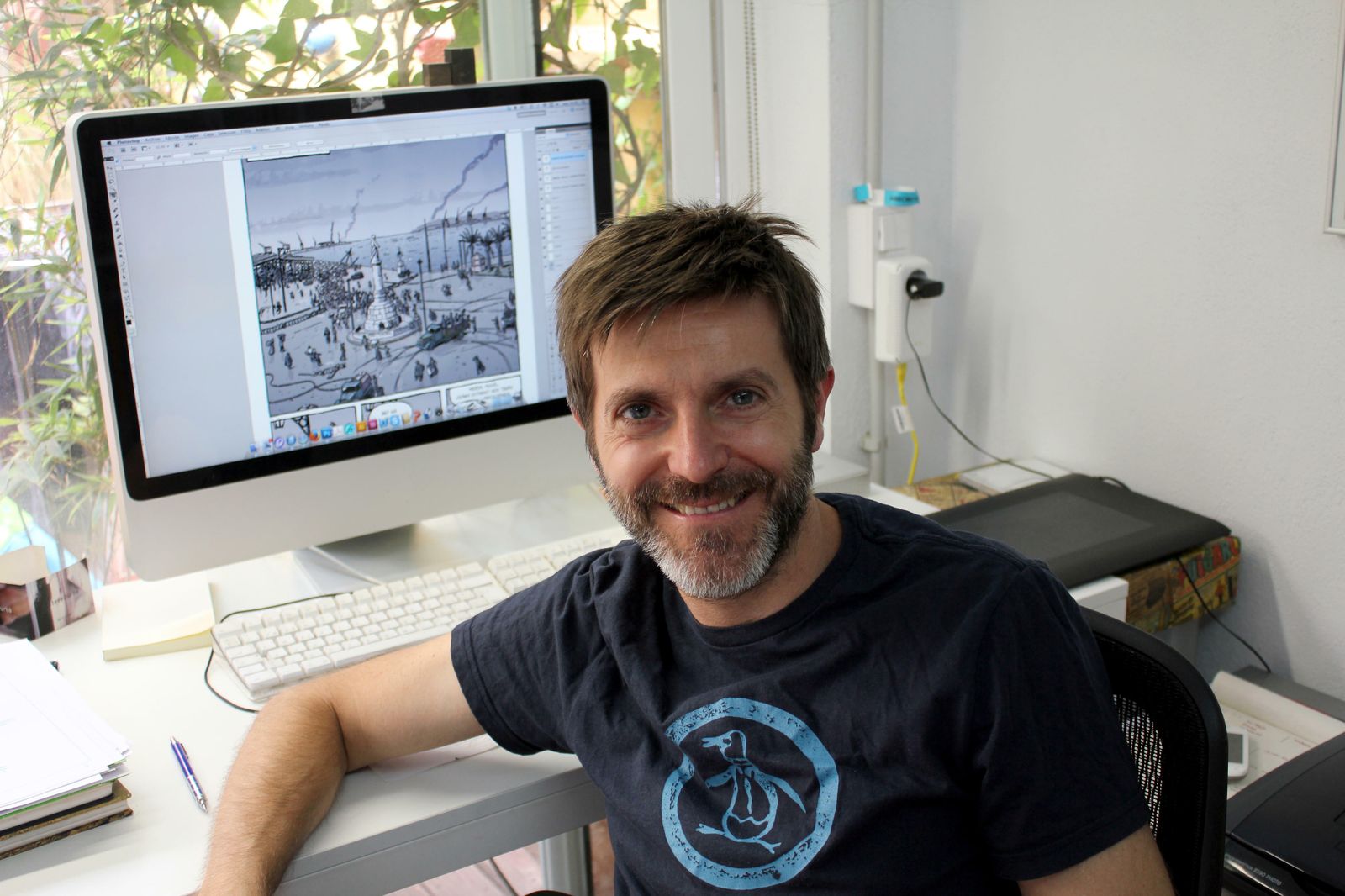 El dibujante valenciano Paco Roca, en su estudio.