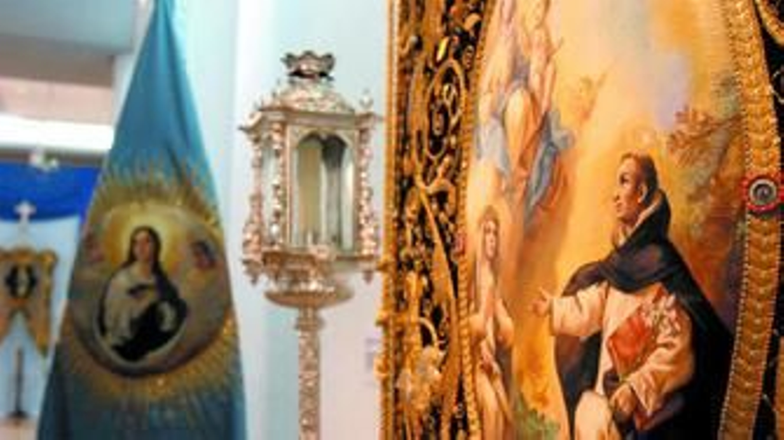 1. Estandarte del Rosario de la Sagrada Cena y bandera concepcionista. 2. Jóvenes mirando unas miniaturas 3. Urna del Cristo Yacente de Trigueros. 4. Gloria de la Virgen de la Paz de Moguer. 5. Niño Jesús. 6. Pergamino y paso en miniatura, de la Semana Santa de Sevilla. 7. Imágenes secundarias del paso de la Sentencia. 8. Figuras secundarias del paso de Jesús de las Cadenas. 9. Pintura de Francisco Llonís.