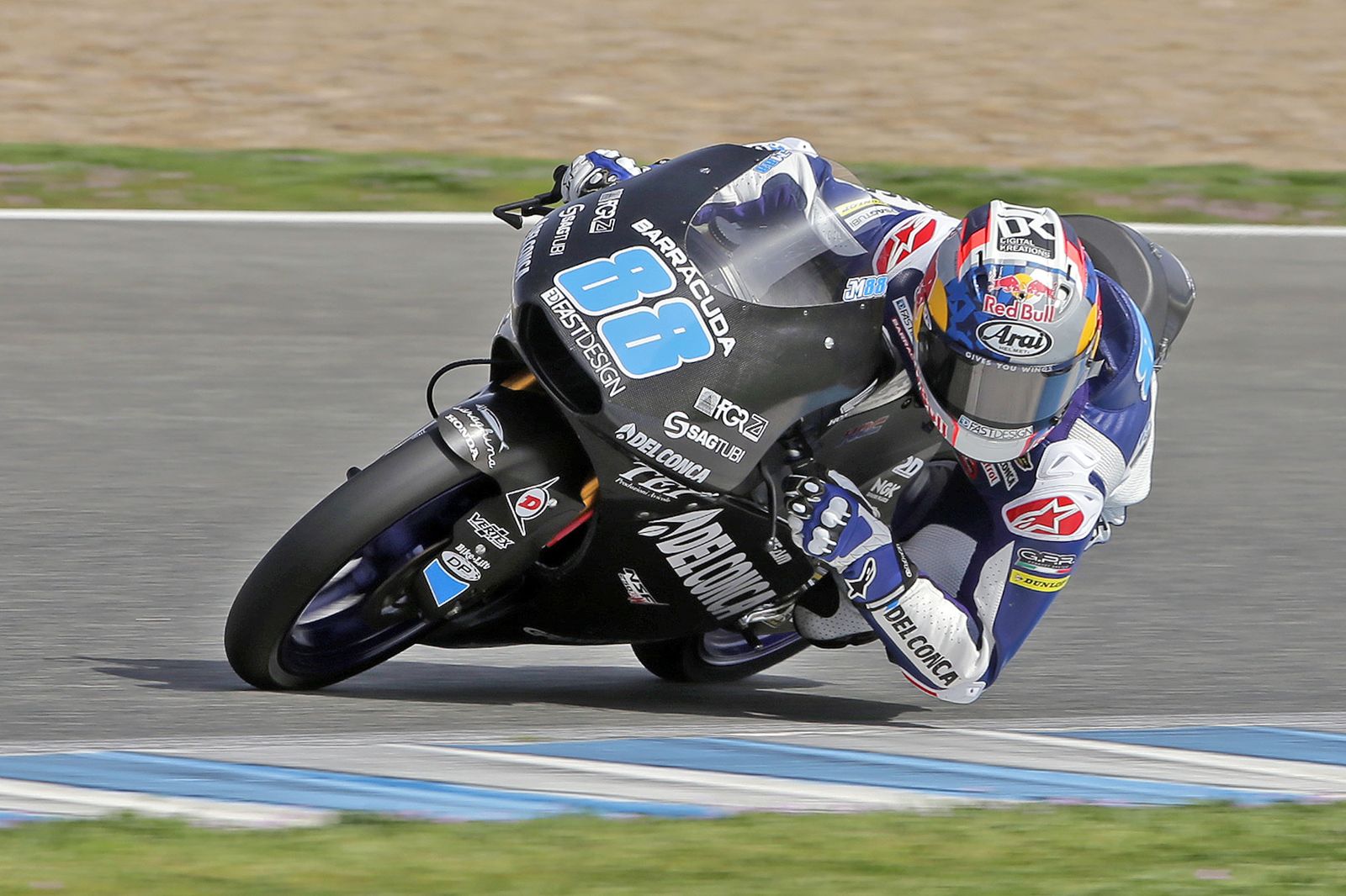 Jorge Martín, trazando una curva con la Honda del Gresini Racing, fue ayer el mejor español en Moto3 y acabó tercero en la tabla de tiempos.