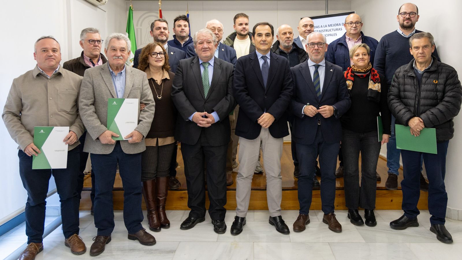 Entrega las resoluciones de ayudas para mejora de infraestructuras (Meinfra) a los alcaldes y alcaldesas de los municipios beneficiados